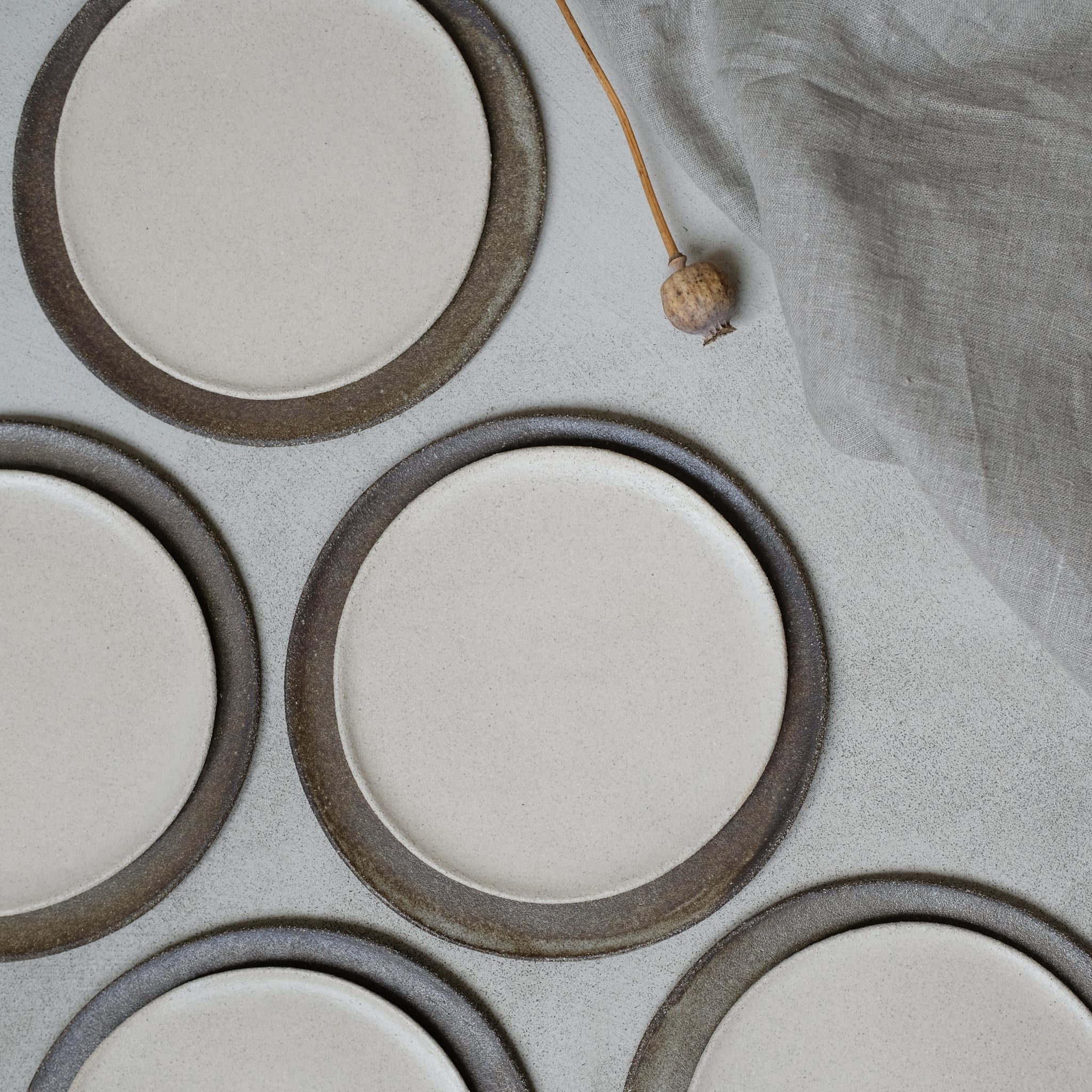 Assiette en grès blanc, crème par Marguicha chez Brutal Ceramics