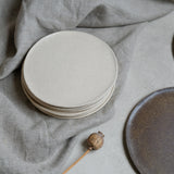 Assiette en grès blanc, crème par Marguicha chez Brutal Ceramics