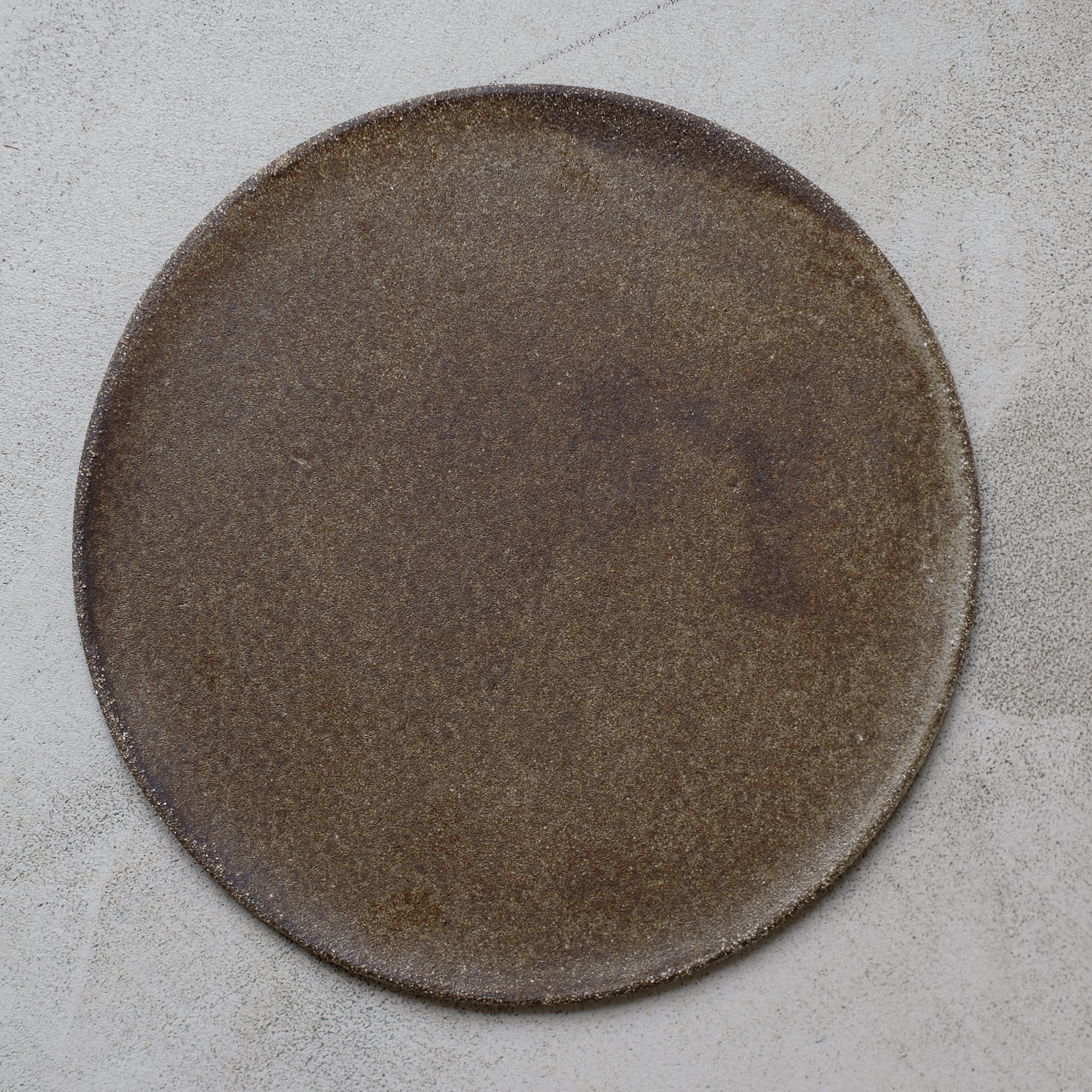 Assiette en grès noir, brun doré par Marguicha chez Brutal Ceramics