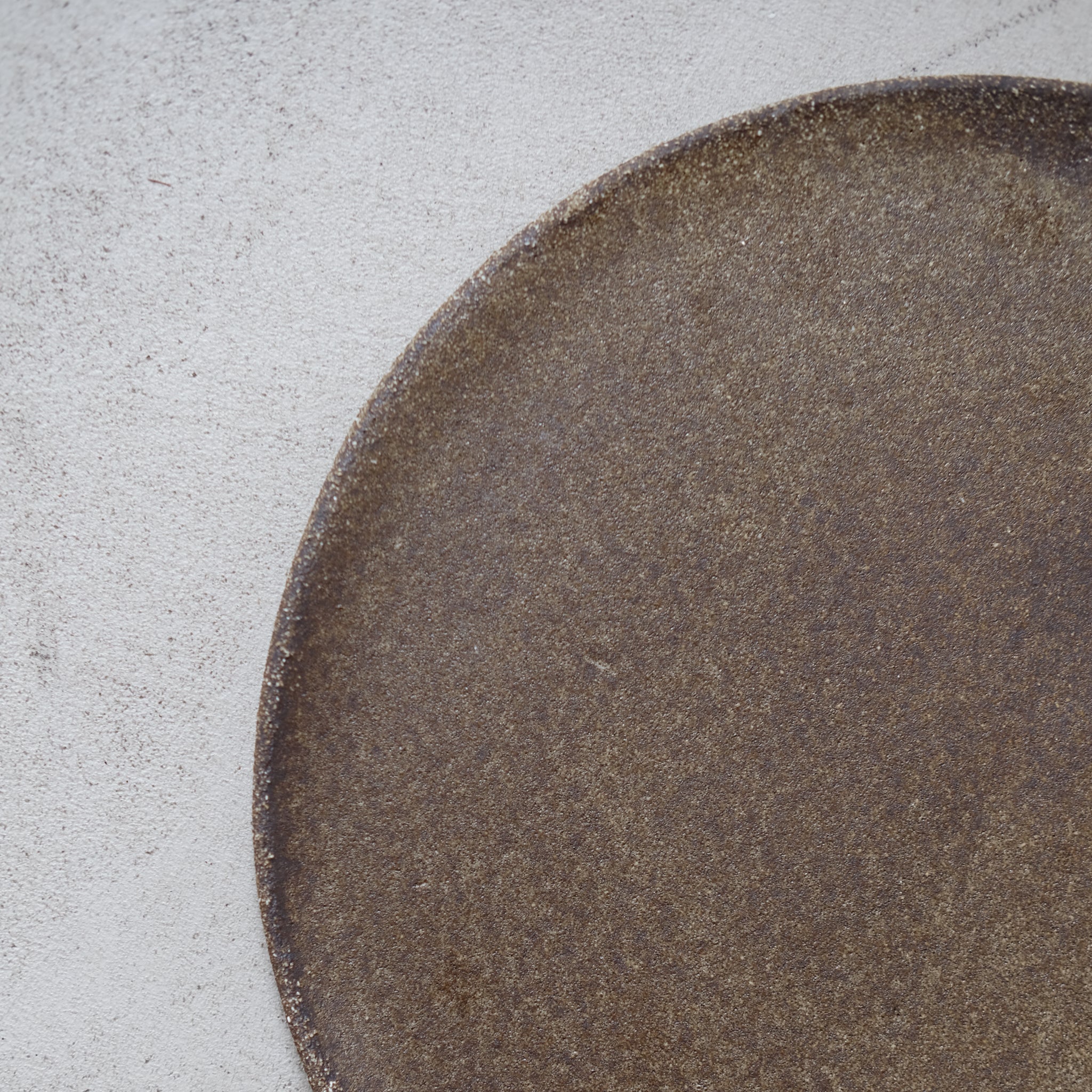 Assiette en grès noir, brun doré par Marguicha chez Brutal Ceramics