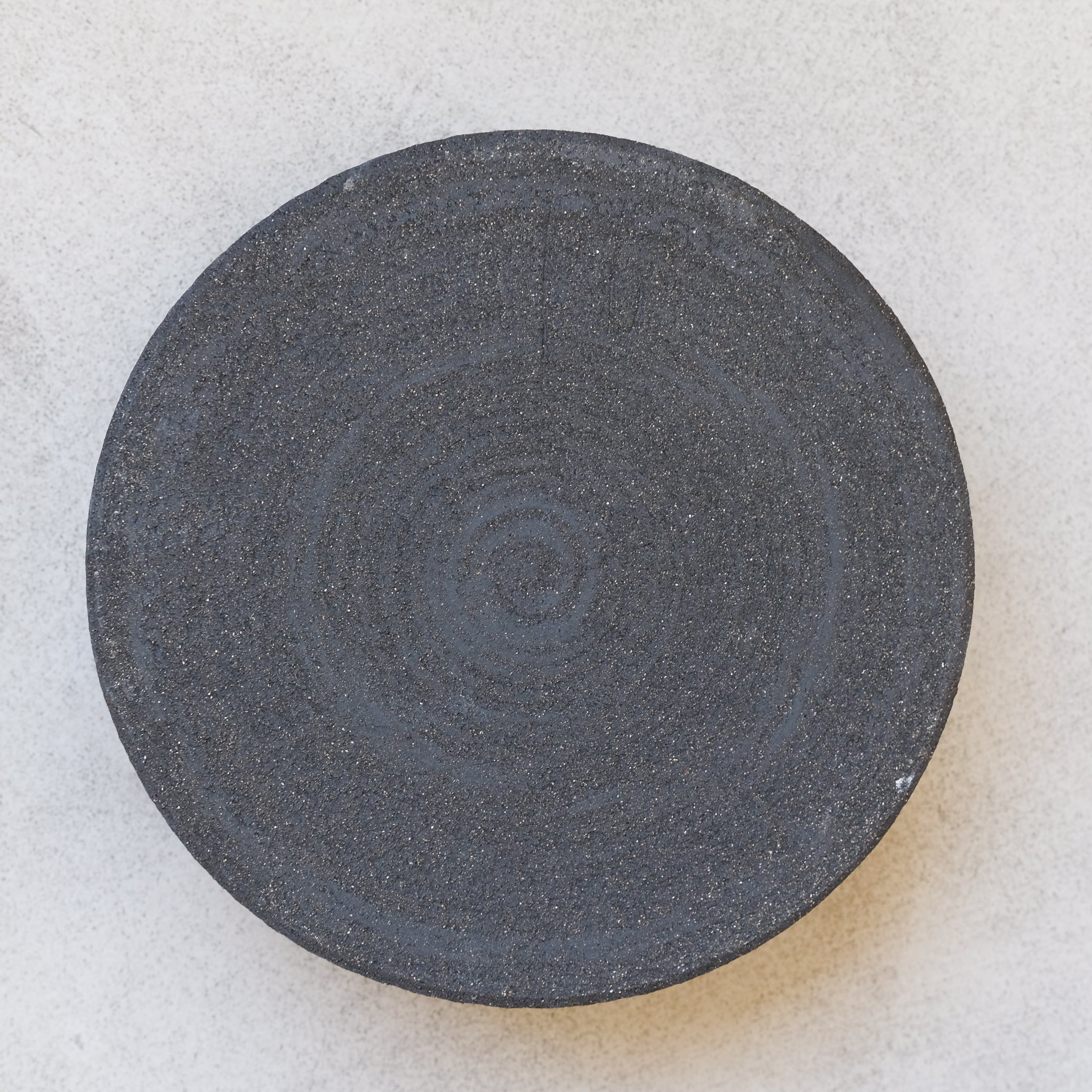 Saladier en grès noir par Pauline Boisaubert chez Brutal Ceramics