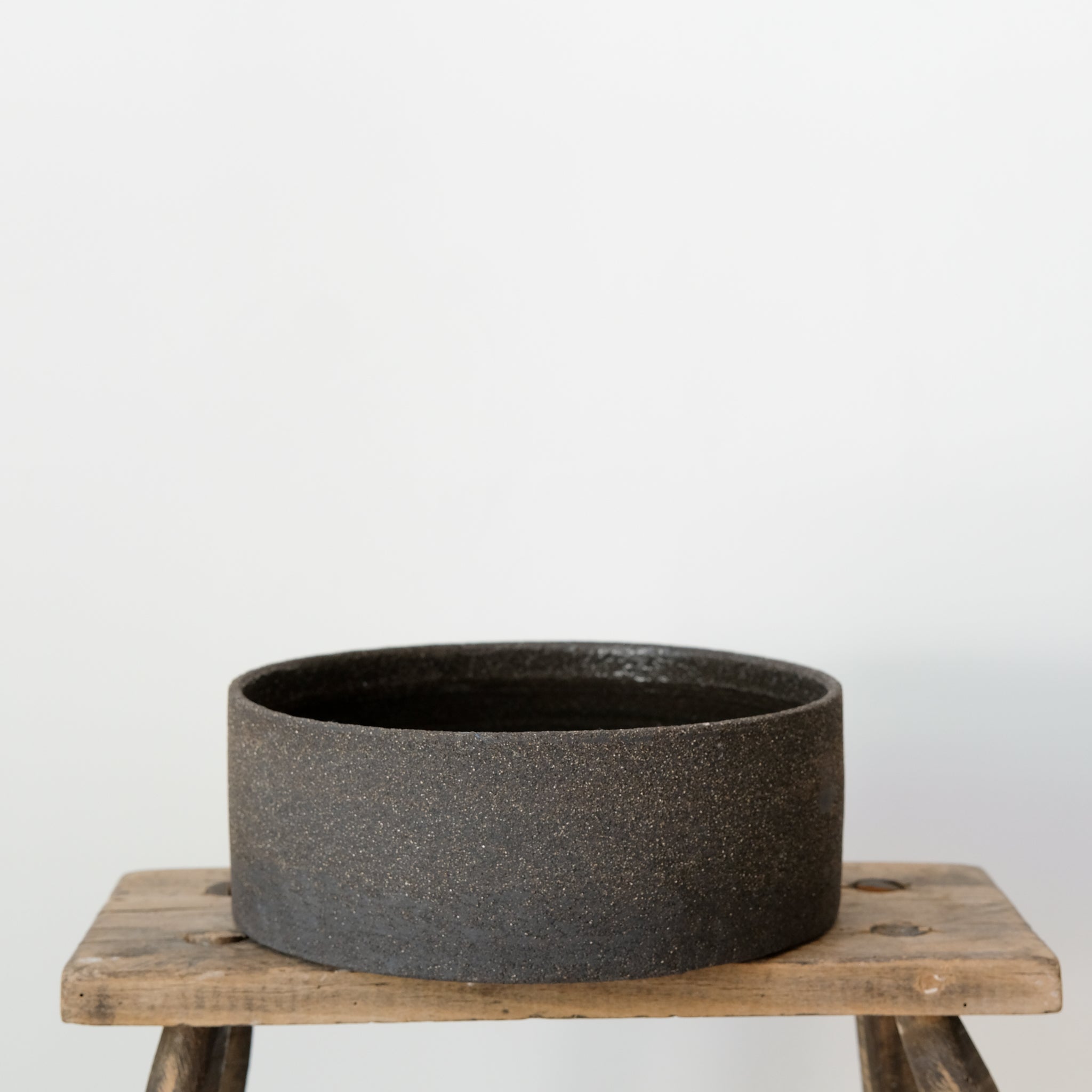 Saladier en grès noir par Pauline Boisaubert chez Brutal Ceramics