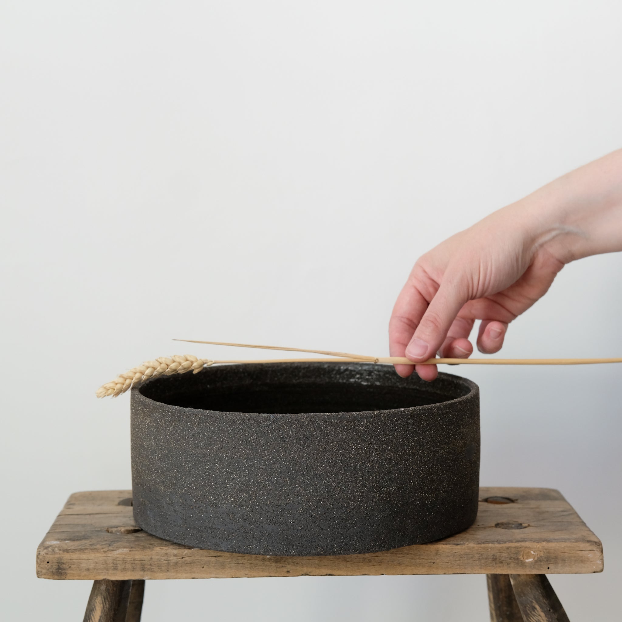 Saladier en grès noir par Pauline Boisaubert chez Brutal Ceramics