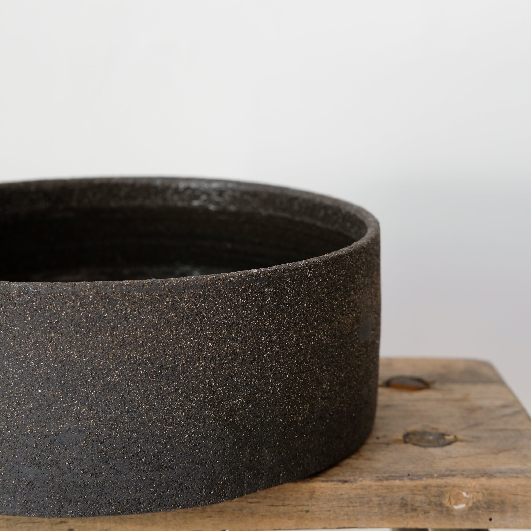 Saladier en grès noir par Pauline Boisaubert chez Brutal Ceramics