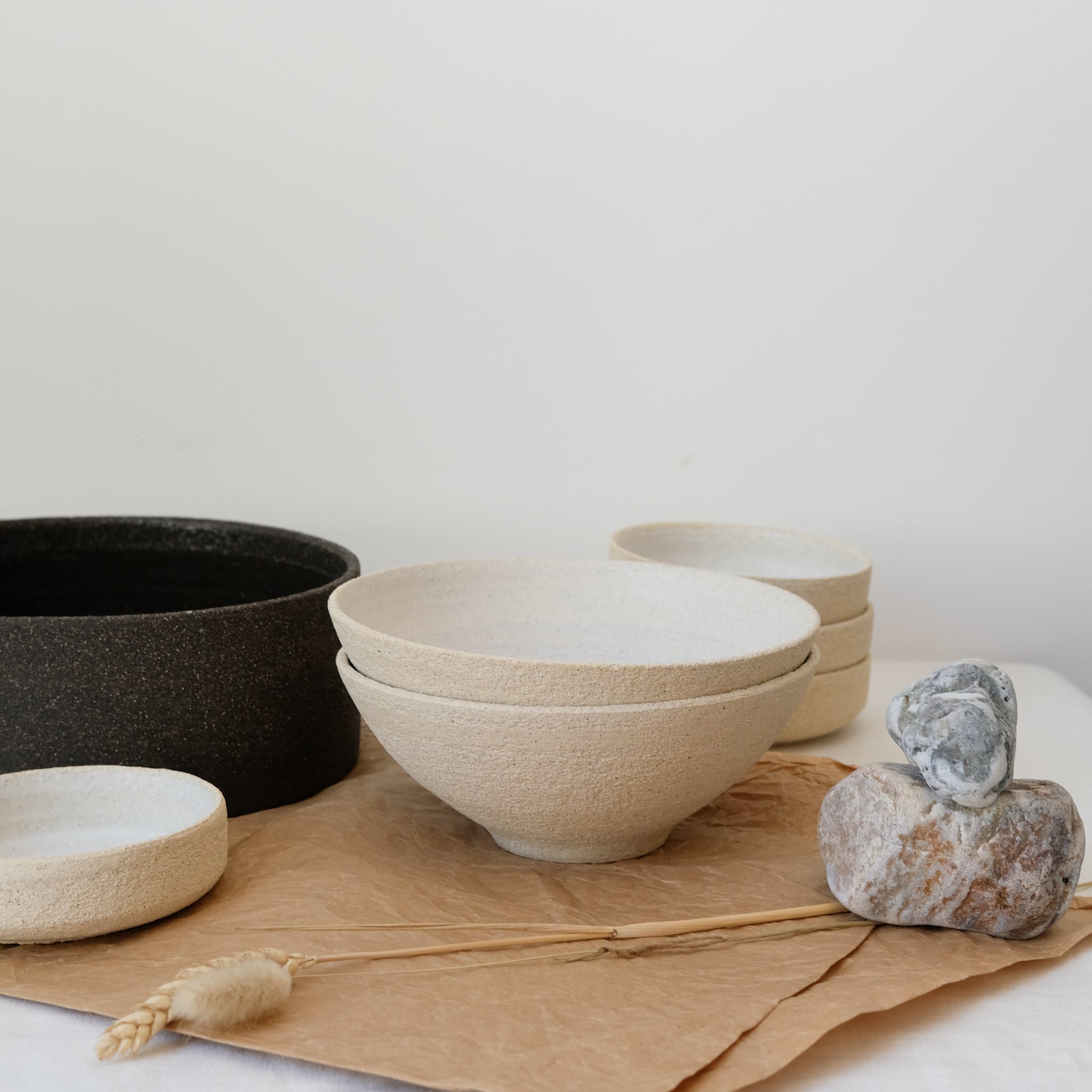 Saladier en grès noir par Pauline Boisaubert chez Brutal Ceramics