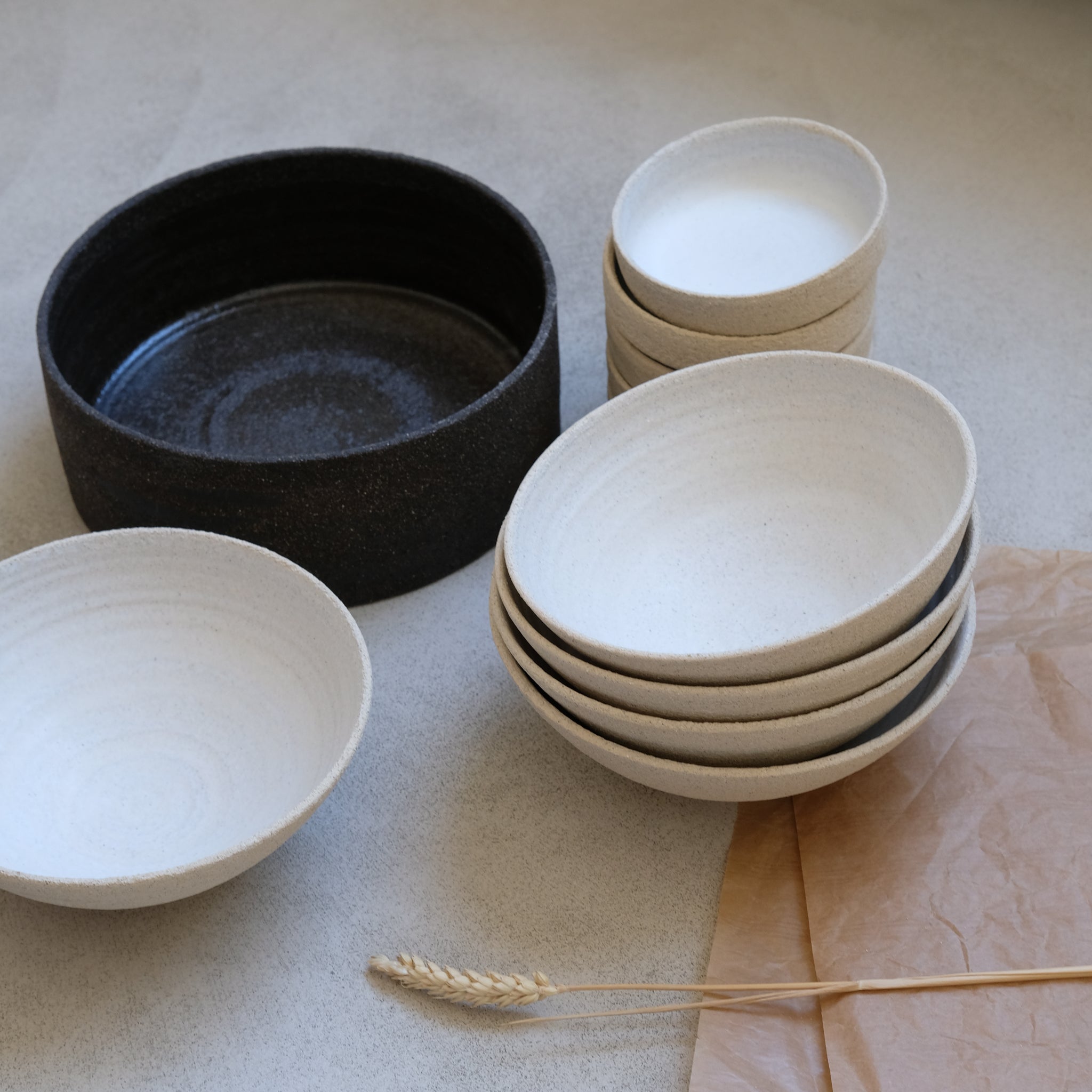 Saladier en grès noir par Pauline Boisaubert chez Brutal Ceramics