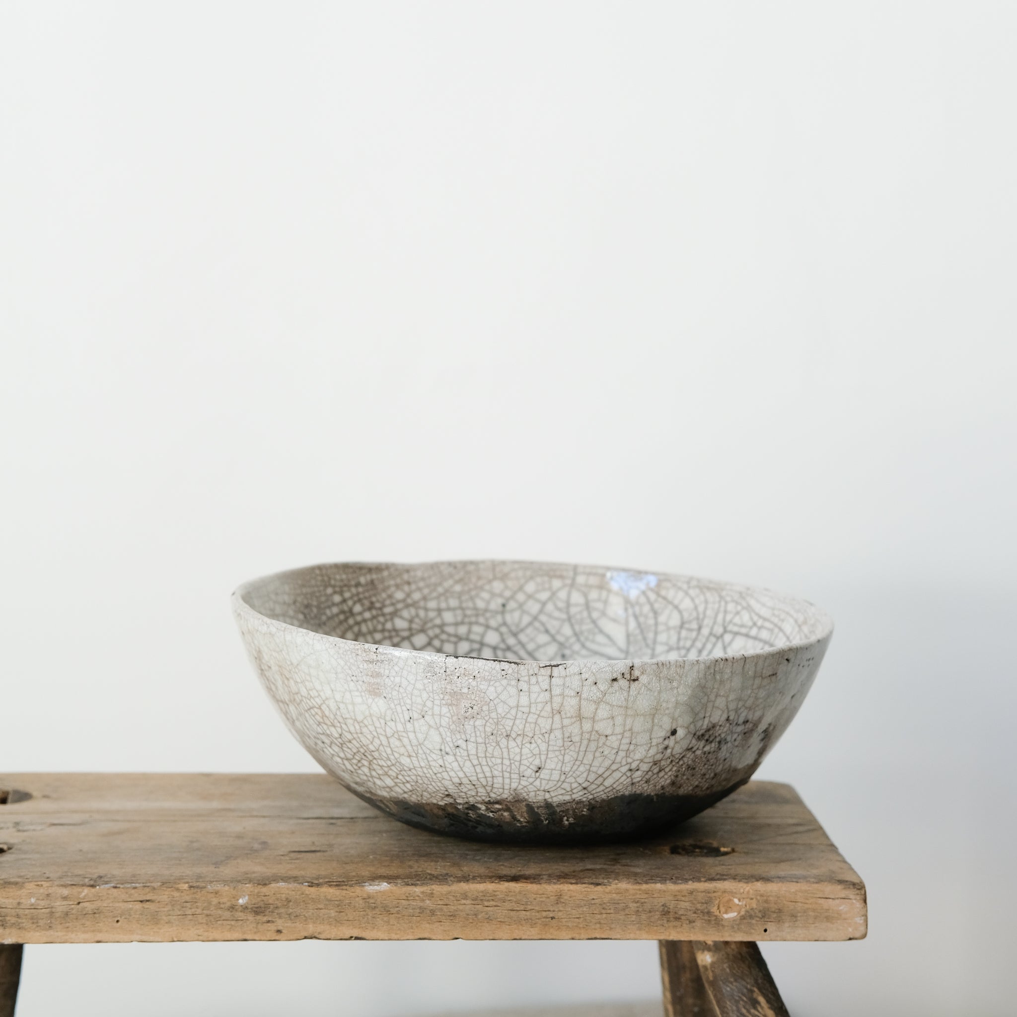 Assiette creuse Raku en grès par la céramiste Potry chez Brutal