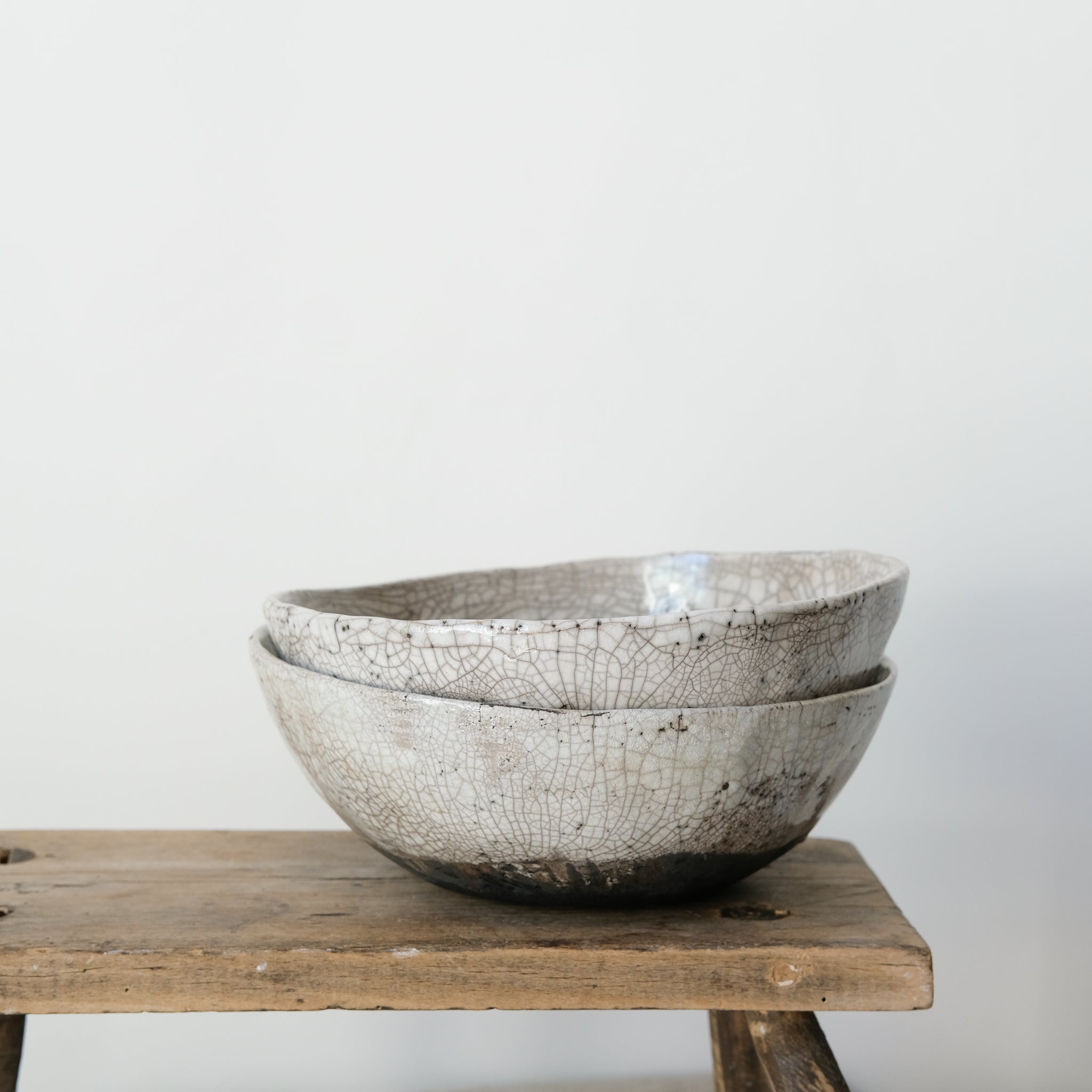 Assiette creuse Raku en grès par la céramiste Potry chez Brutal