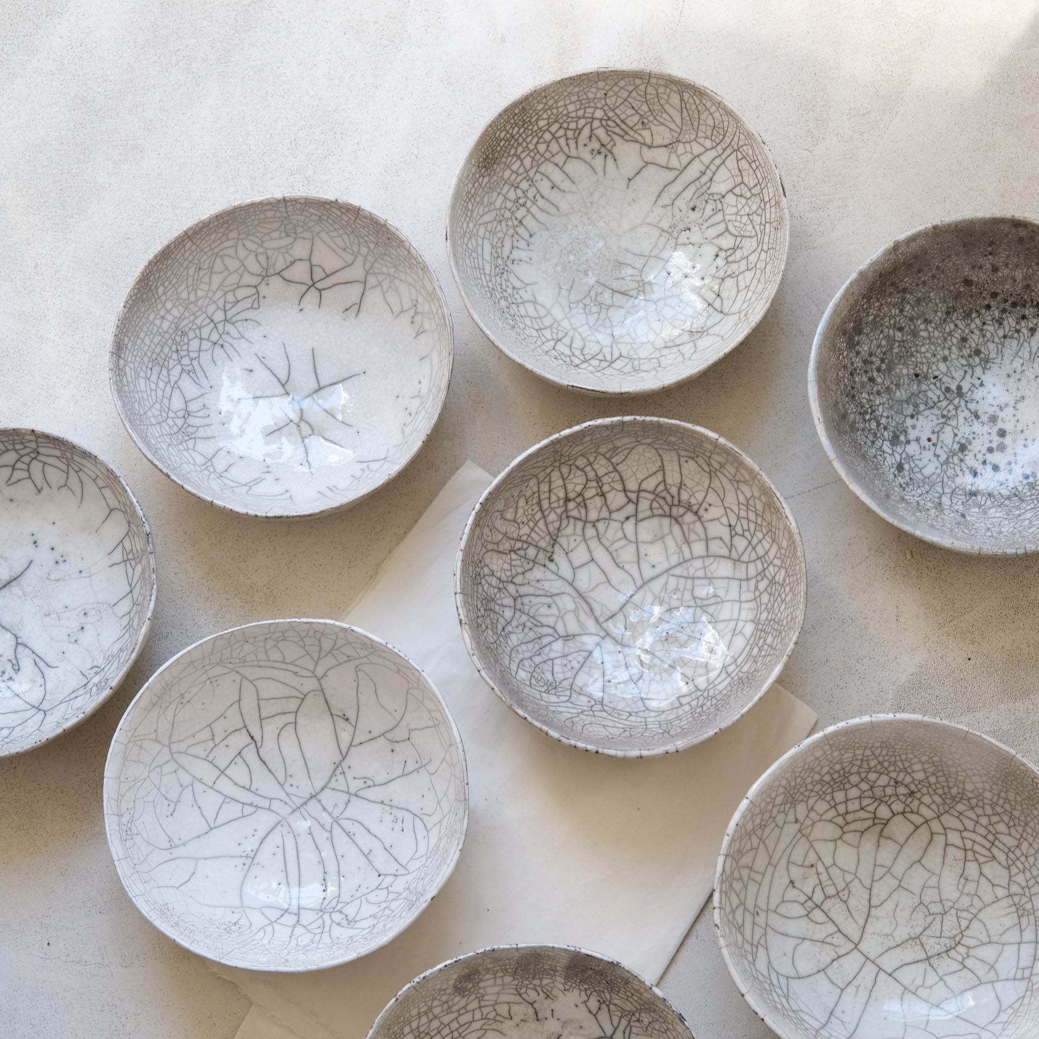 Assiette creuse Raku en grès par la céramiste Potry chez Brutal