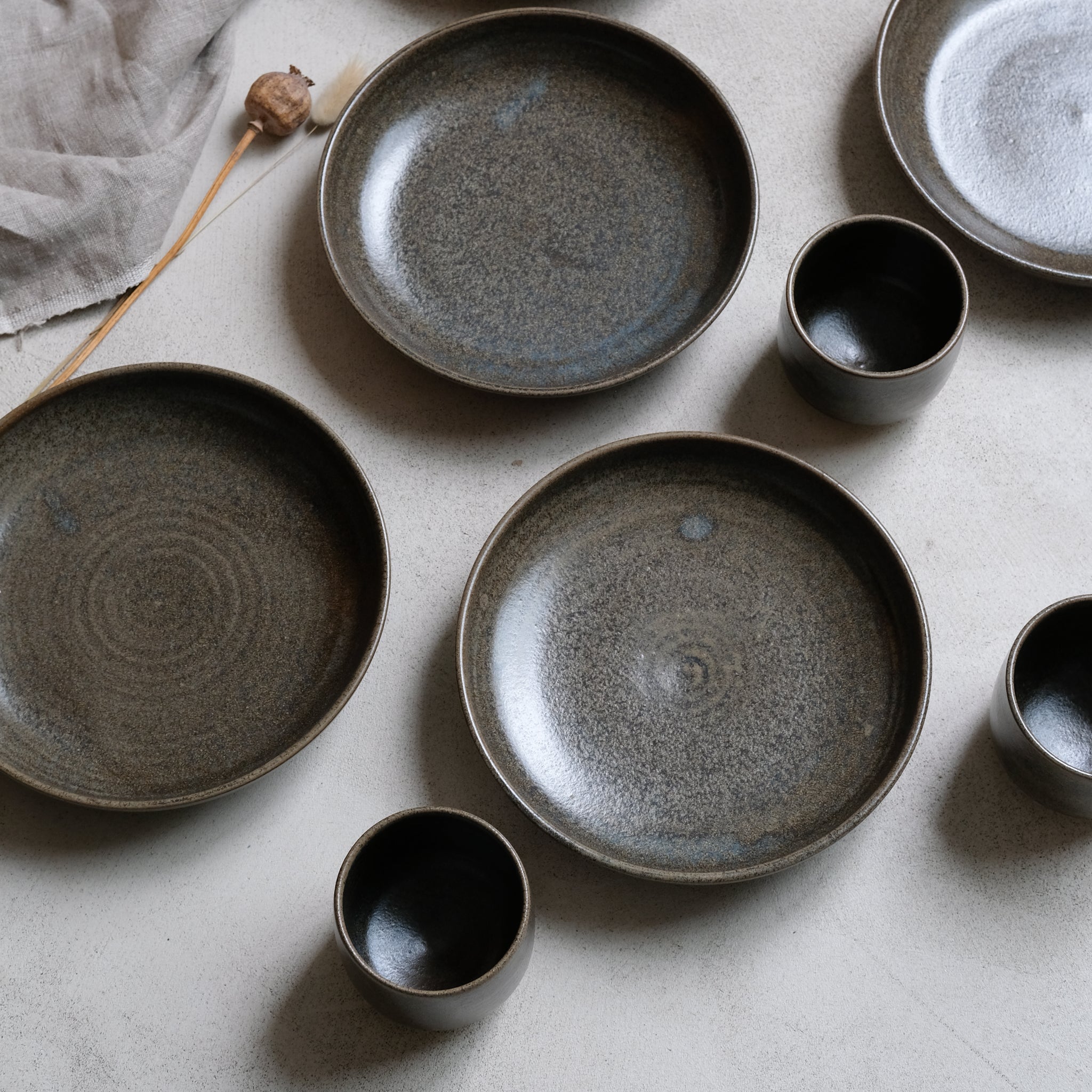 Tasse en grès, émail vert nori de Pottery West chez Brutal