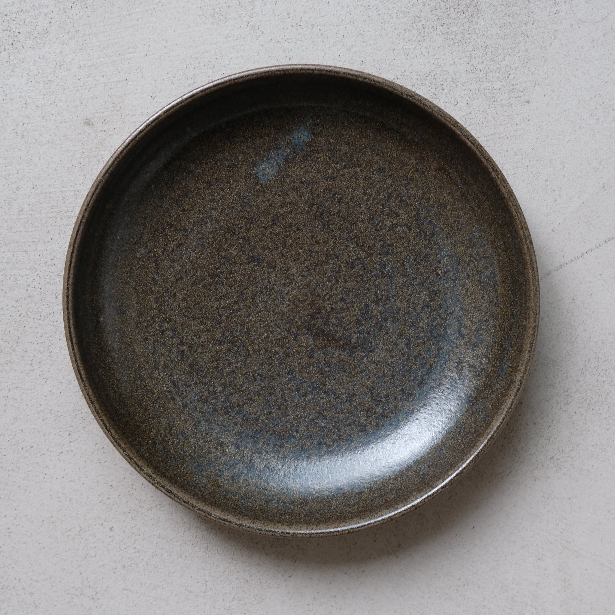 Assiette creuse émail vert nori de Pottery West chez Brutal