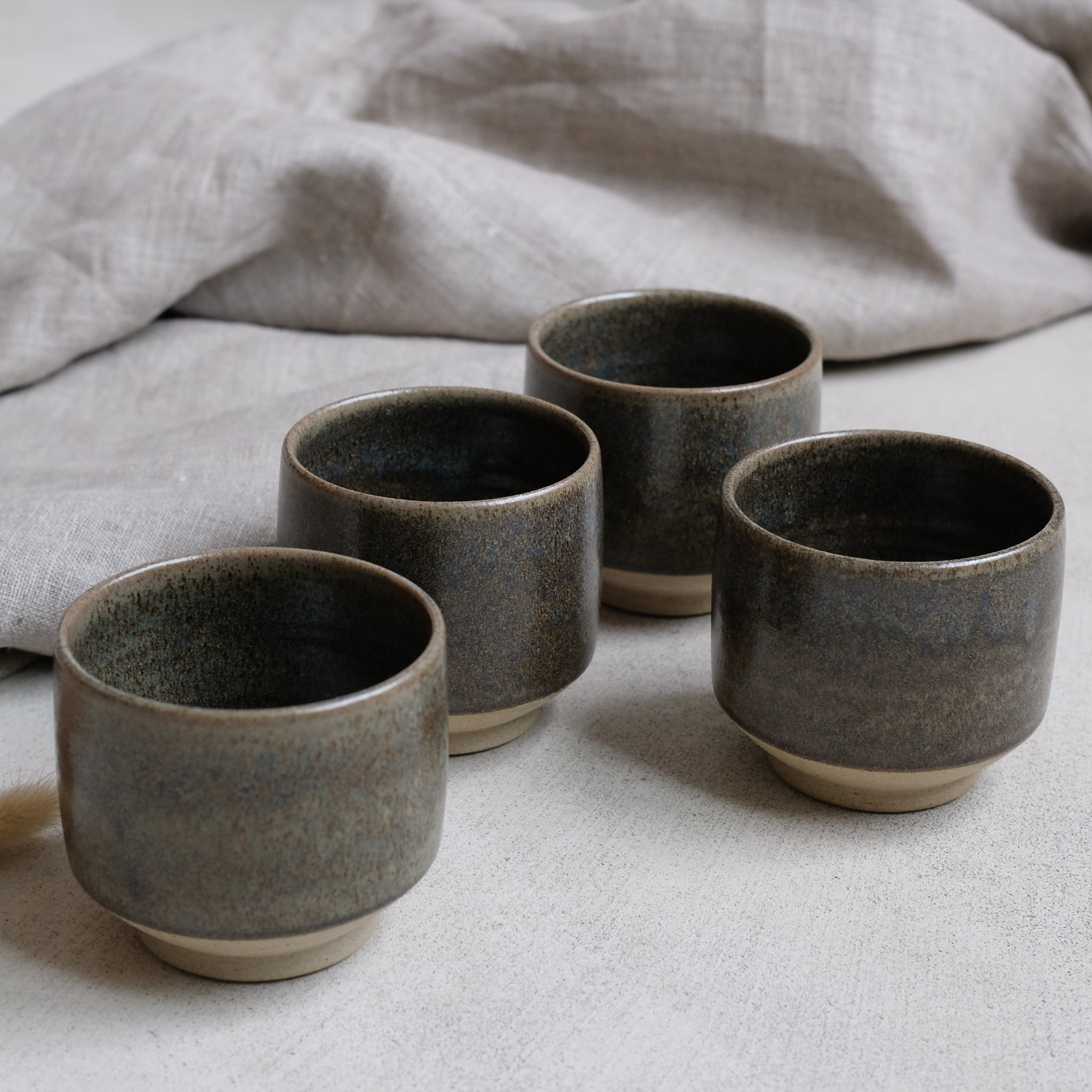 Tasse en grès, émail vert nori de Pottery West chez Brutal
