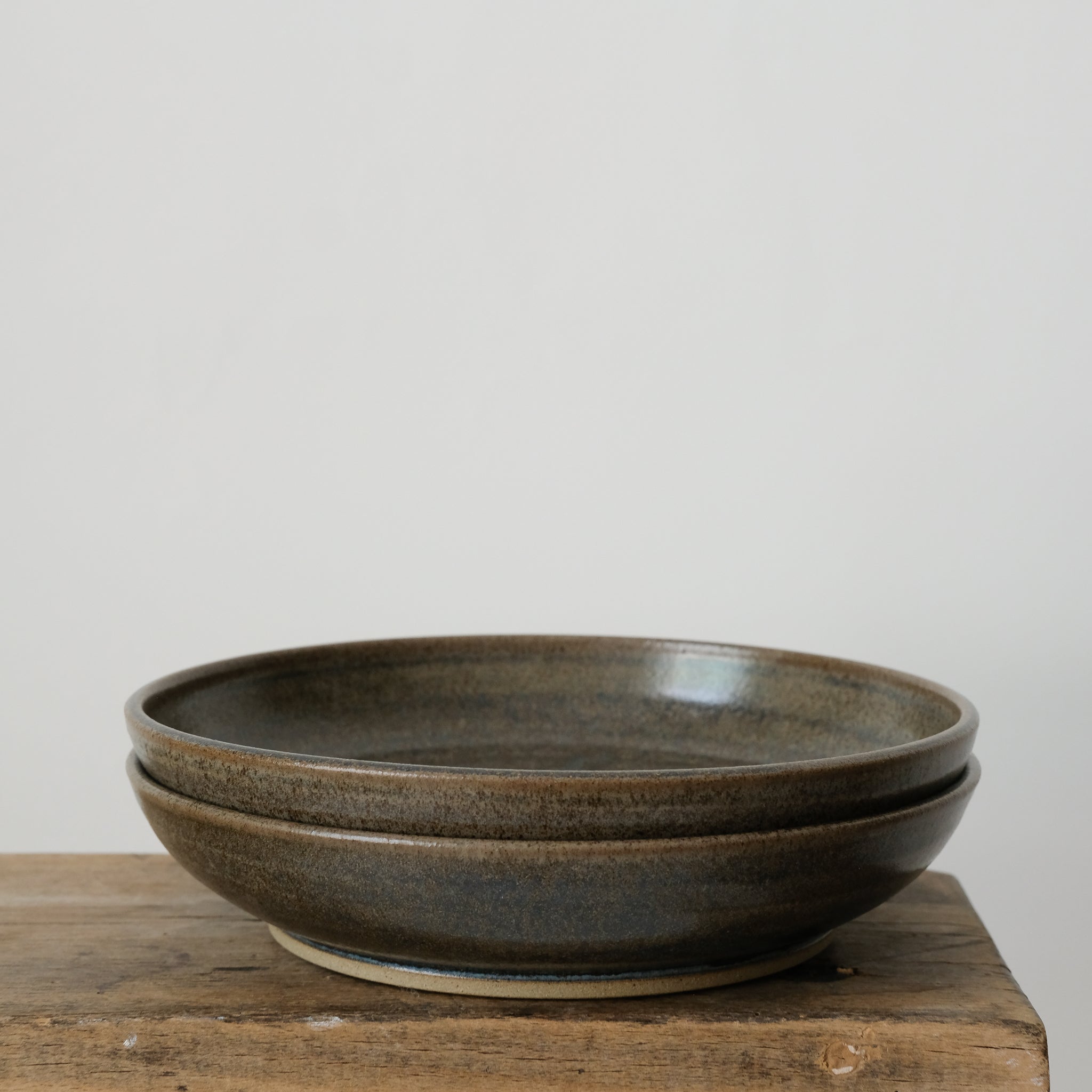 Assiette creuse émail vert nori de Pottery West chez Brutal