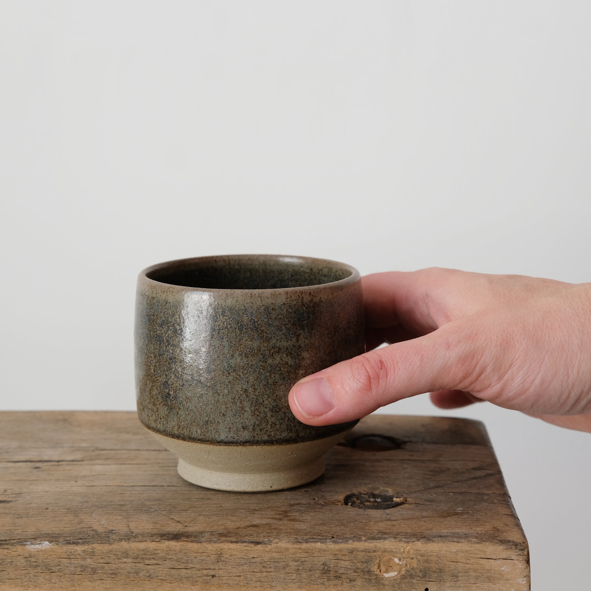 Tasse en grès, émail vert nori de Pottery West chez Brutal