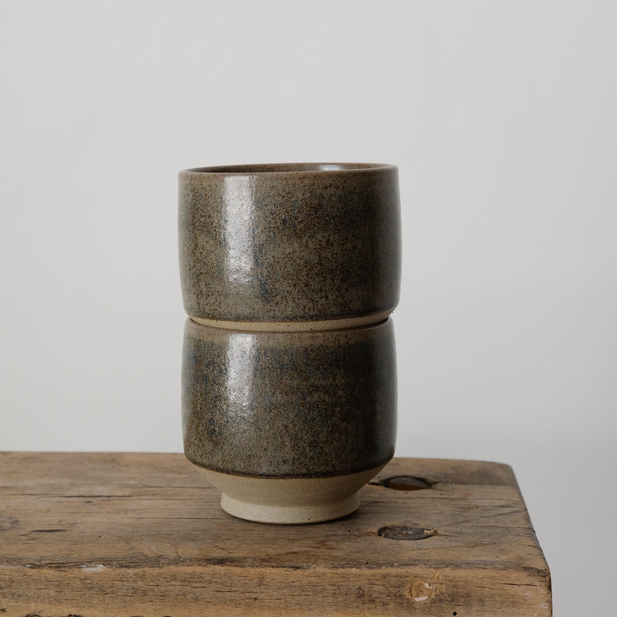 Tasse en grès, émail vert nori de Pottery West chez Brutal