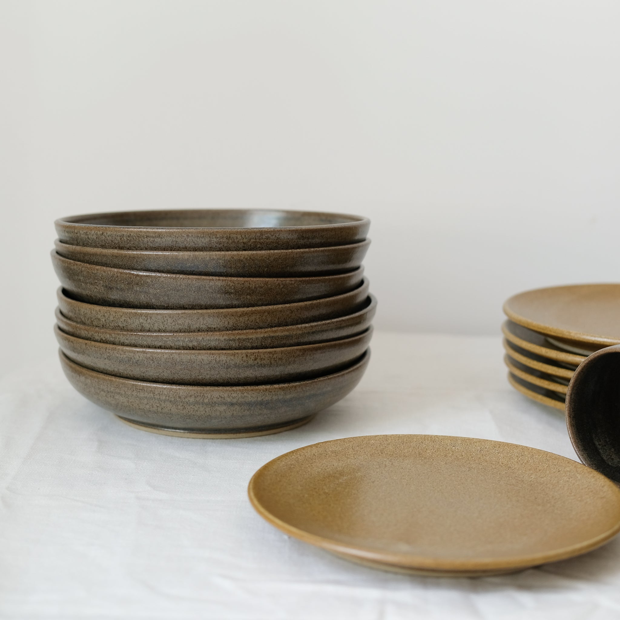 Assiette creuse émail vert nori de Pottery West chez Brutal
