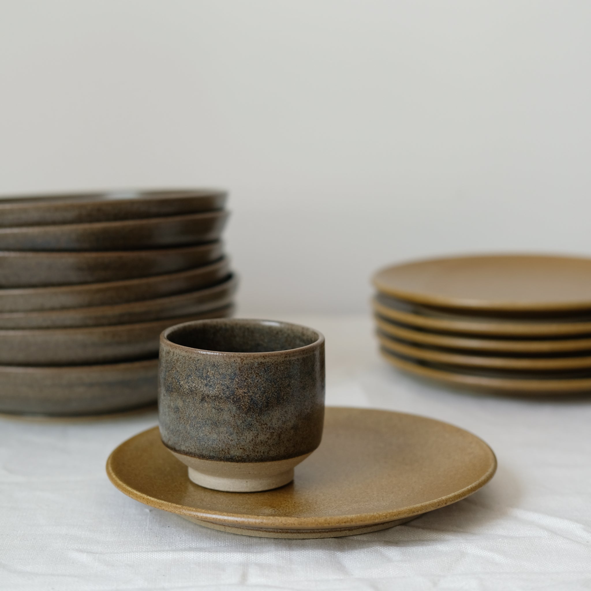 Tasse en grès, émail vert nori de Pottery West chez Brutal