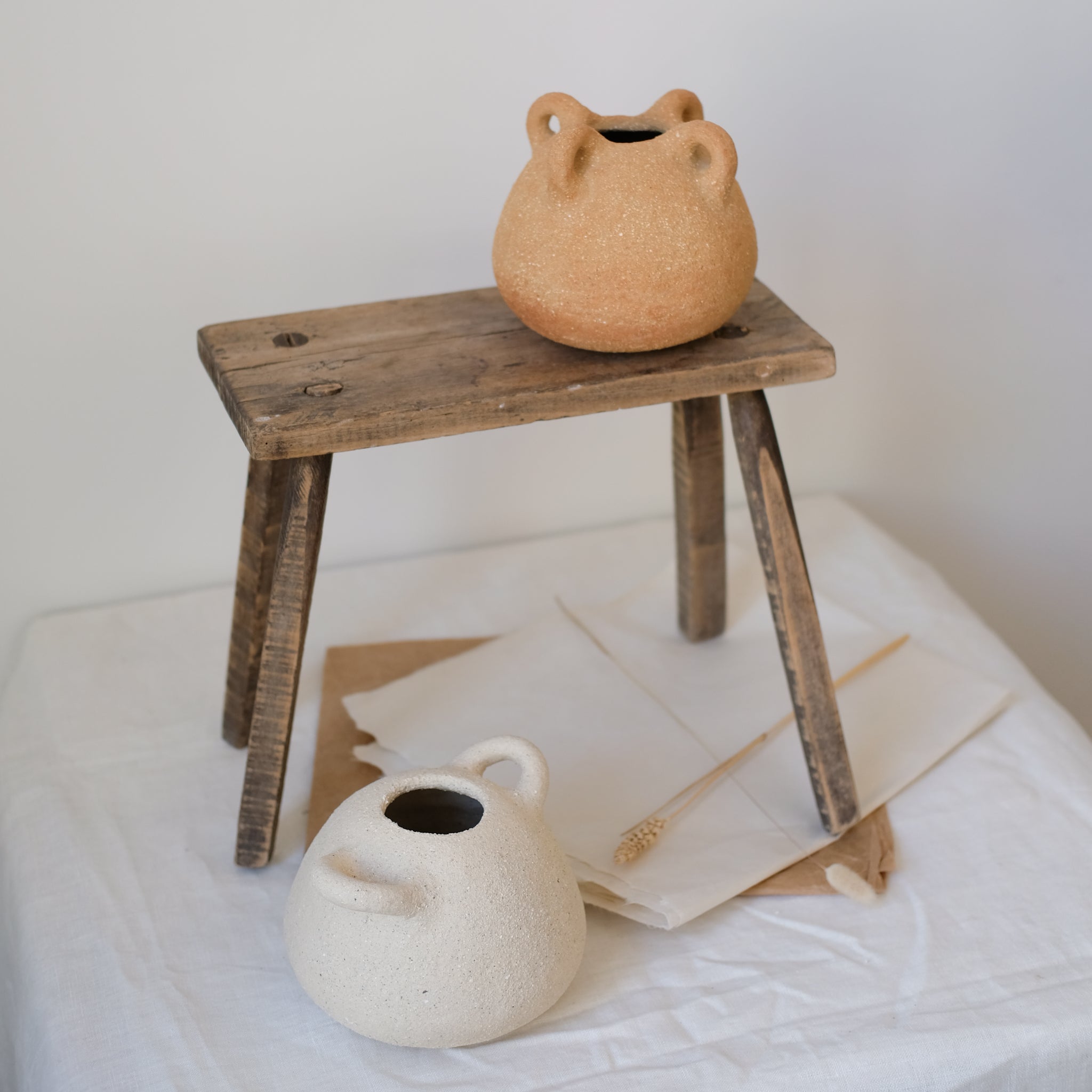 Vase bouboulita en grès roux par Simone Loo chez Brutal Ceramics