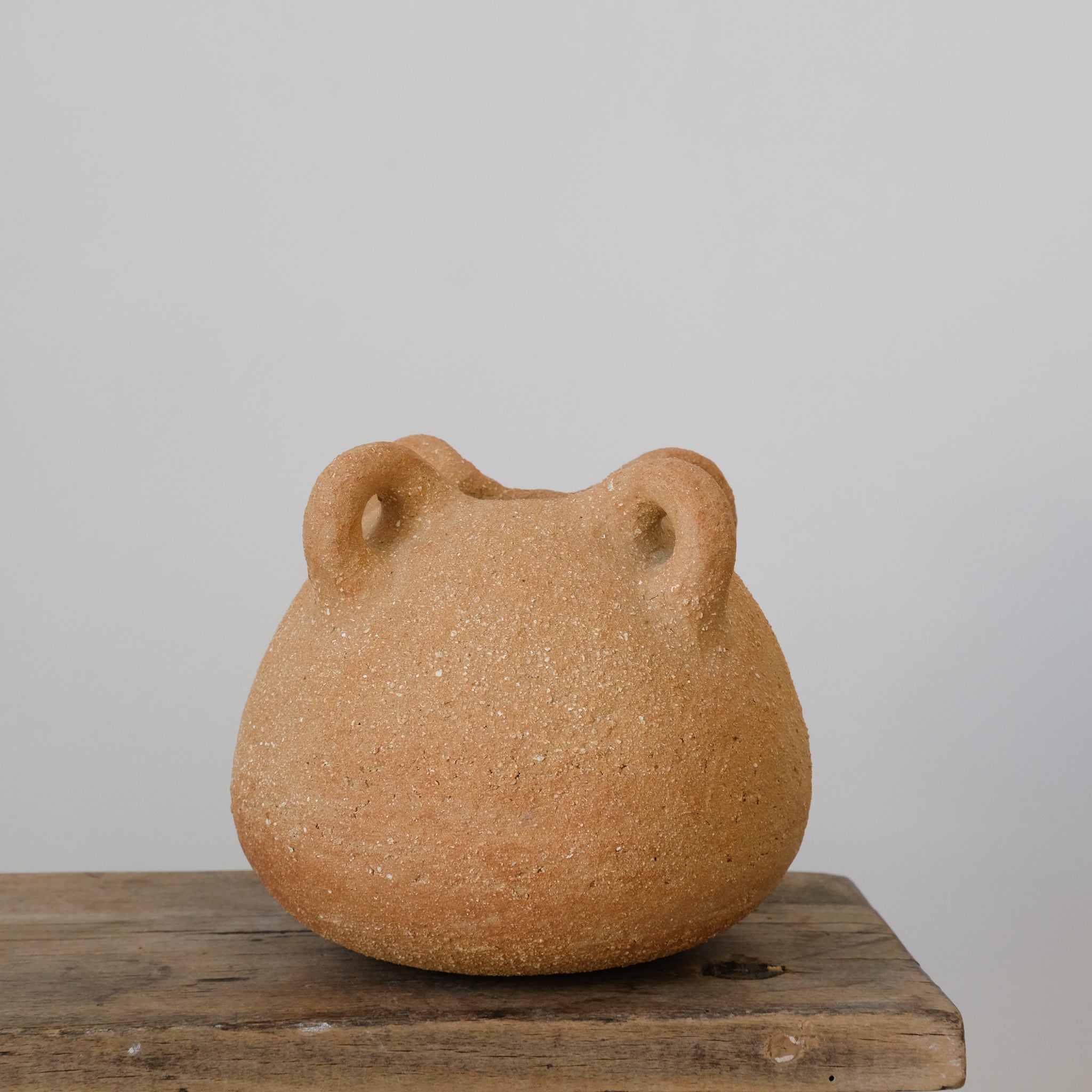 Vase bouboulita en grès roux par Simone Loo chez Brutal Ceramics