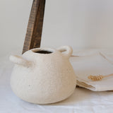 Vase bouboulita en grès blanc par Simone Loo chez Brutal Ceramics