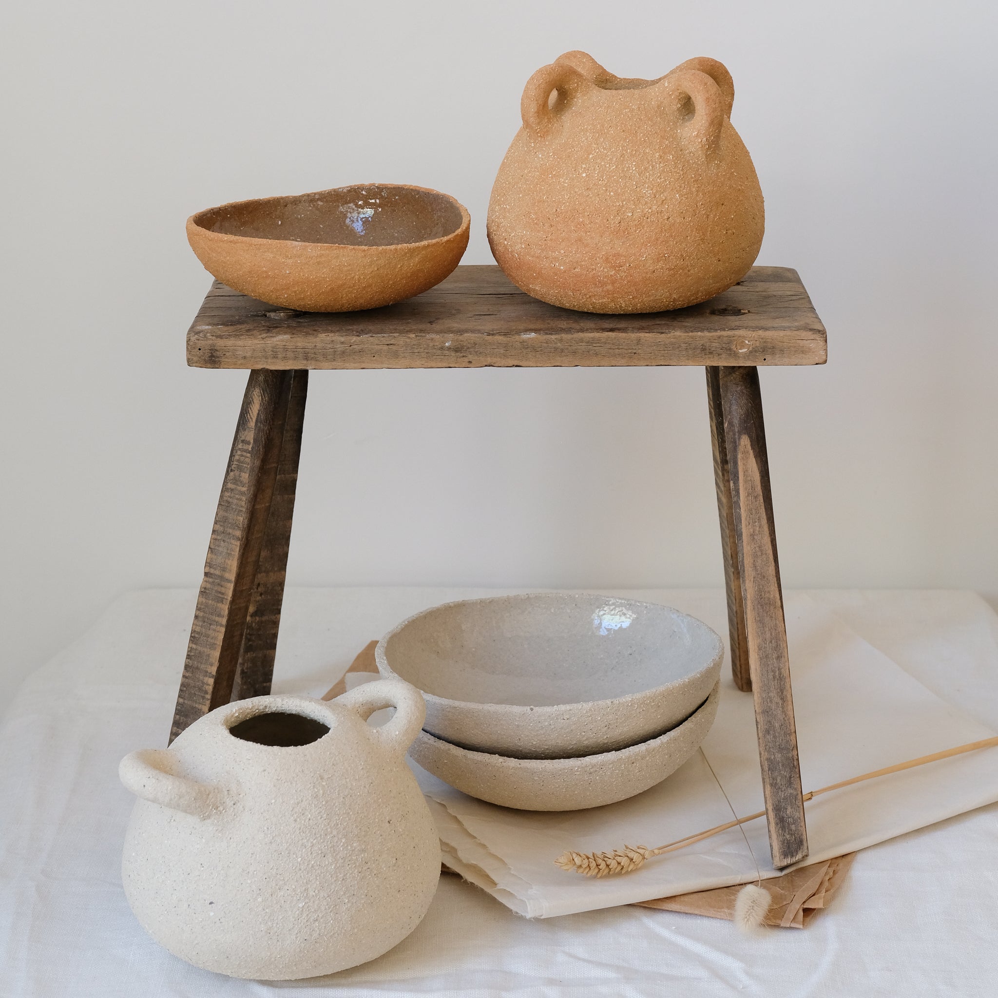 Assiette creuse en grès blanc par Simone Loo chez Brutal