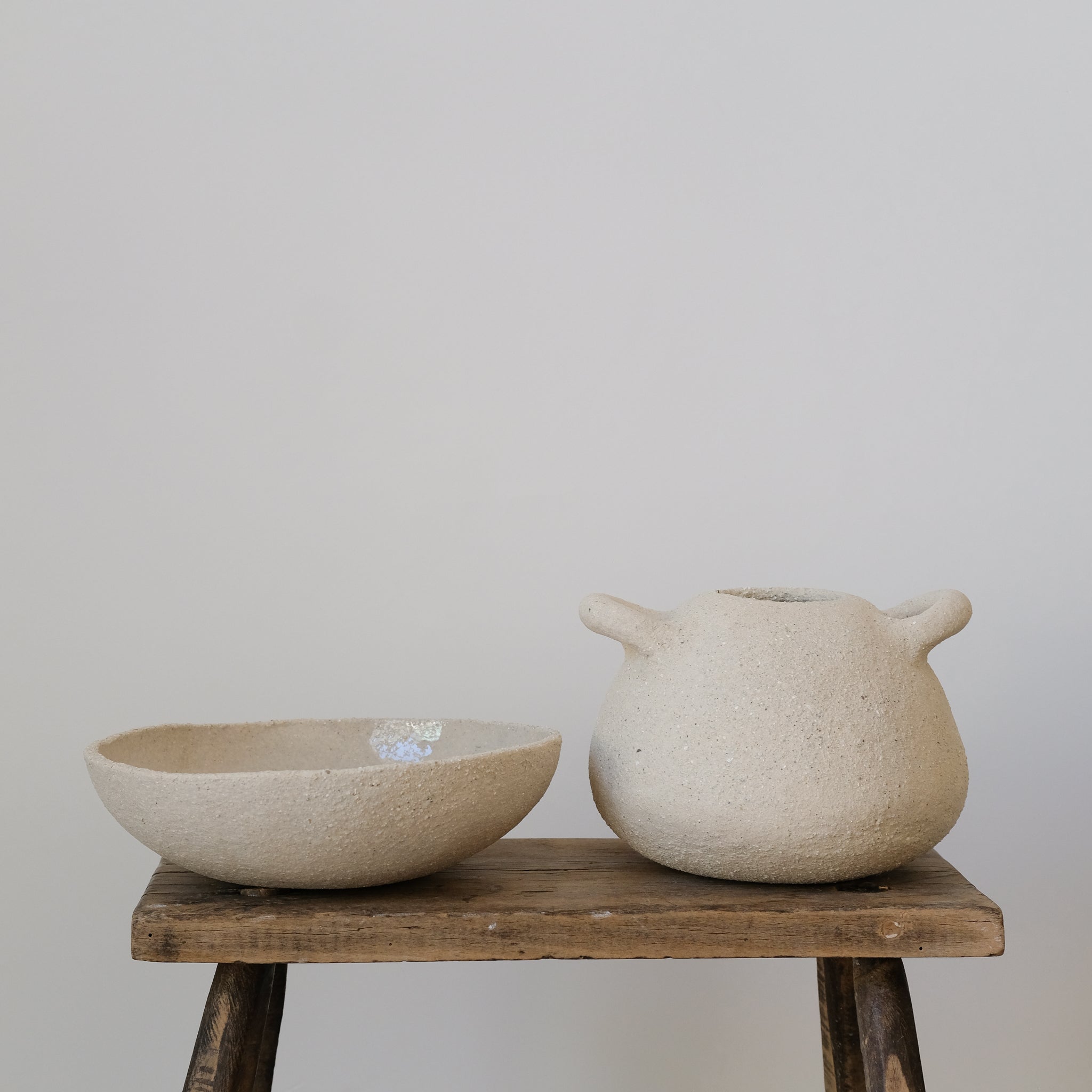 Vase bouboulita en grès blanc par Simone Loo chez Brutal Ceramics