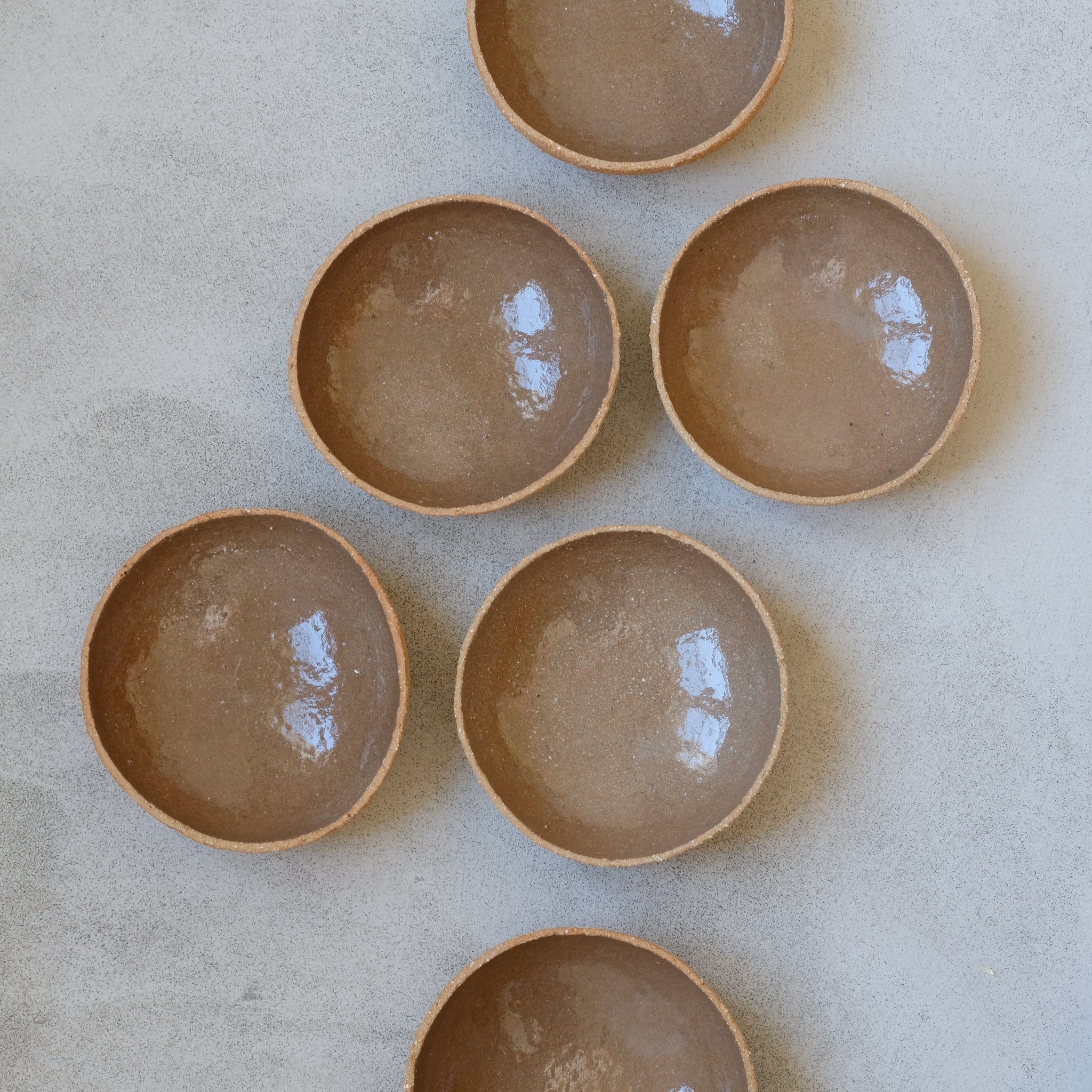 Assiette creuse en grès roux par Simone Loo chez Brutal