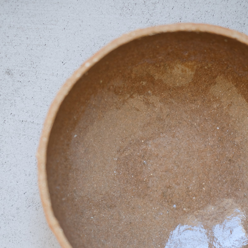 Assiette creuse en grès roux par Simone Loo chez Brutal