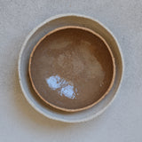 Assiette creuse en grès roux par Simone Loo chez Brutal