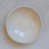 Assiette creuse en grès blanc par Simone Loo chez Brutal