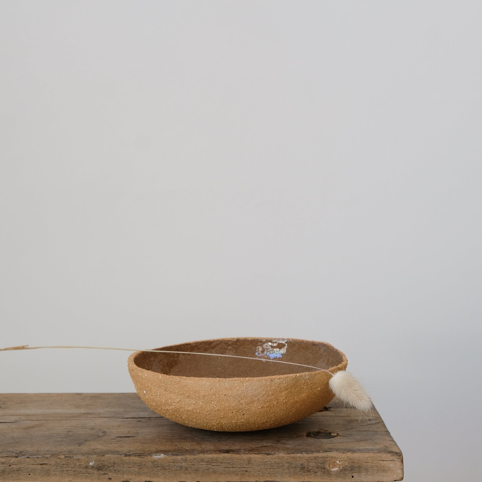 Assiette creuse en grès roux par Simone Loo chez Brutal