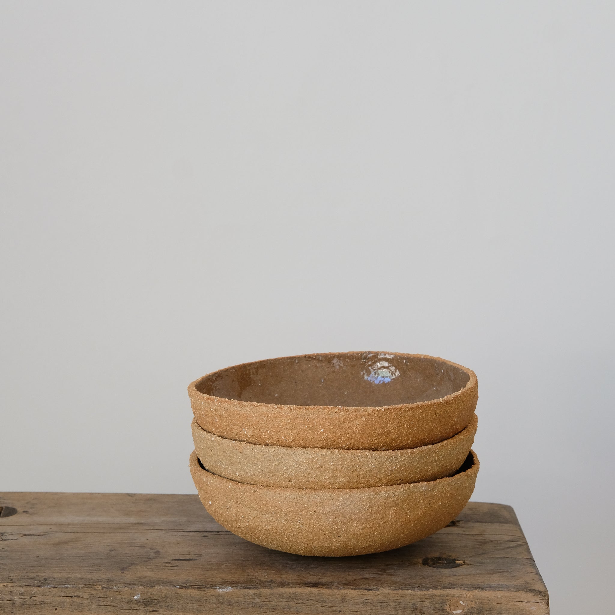 Assiette creuse en grès roux par Simone Loo chez Brutal