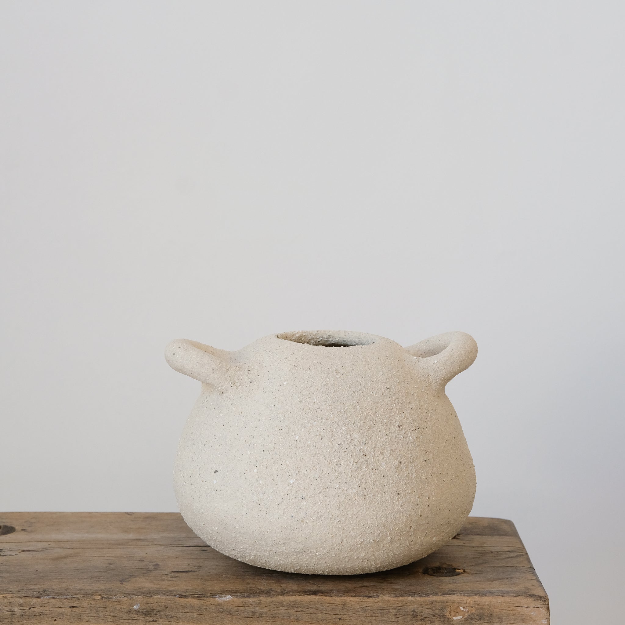 Vase bouboulita en grès blanc par Simone Loo chez Brutal Ceramics