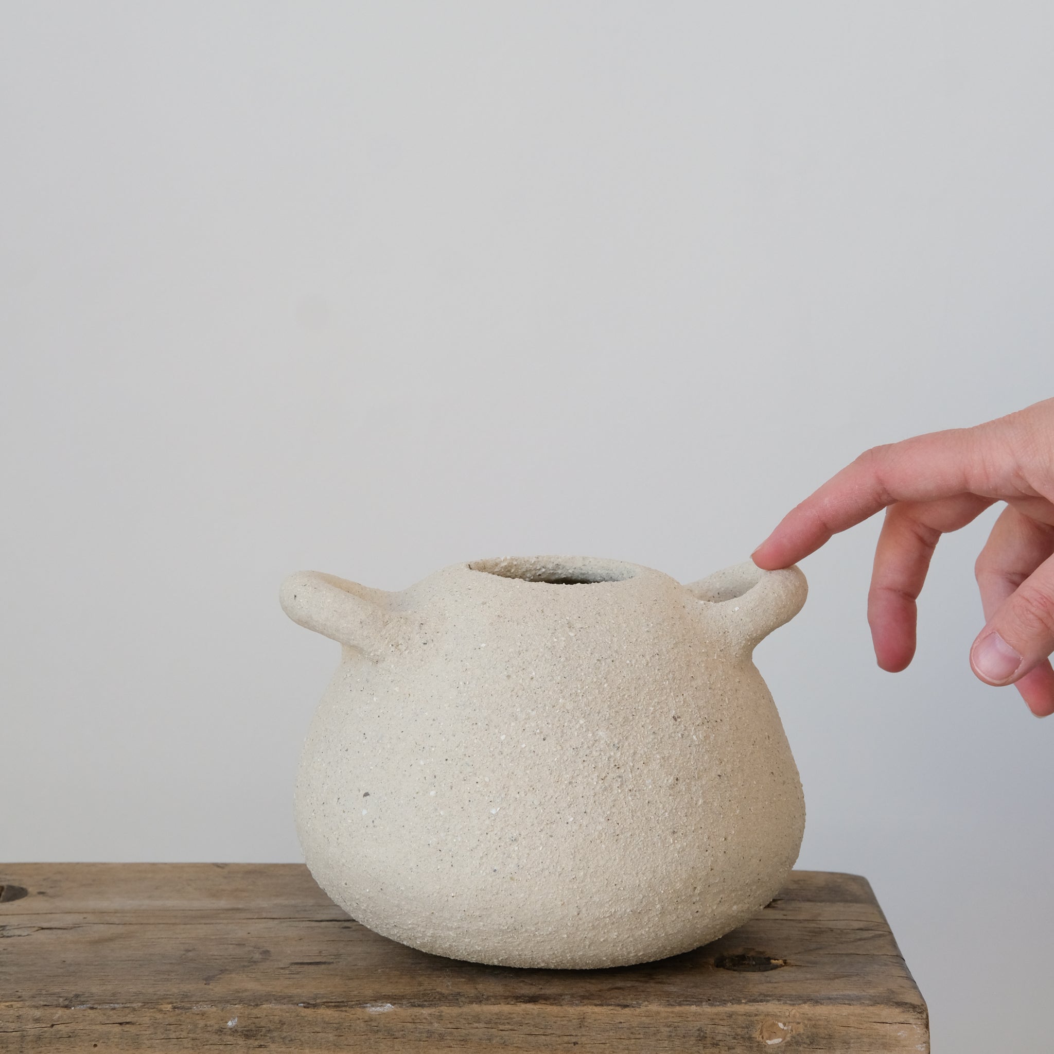 Vase bouboulita en grès blanc par Simone Loo chez Brutal Ceramics