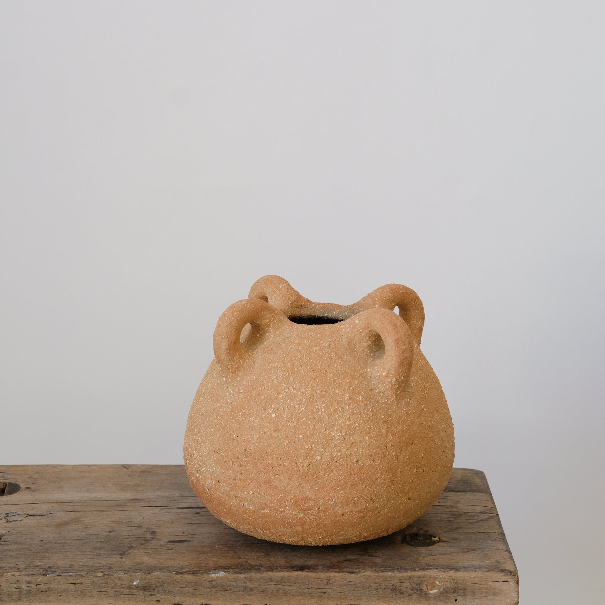 Vase bouboulita en grès roux par Simone Loo chez Brutal Ceramics