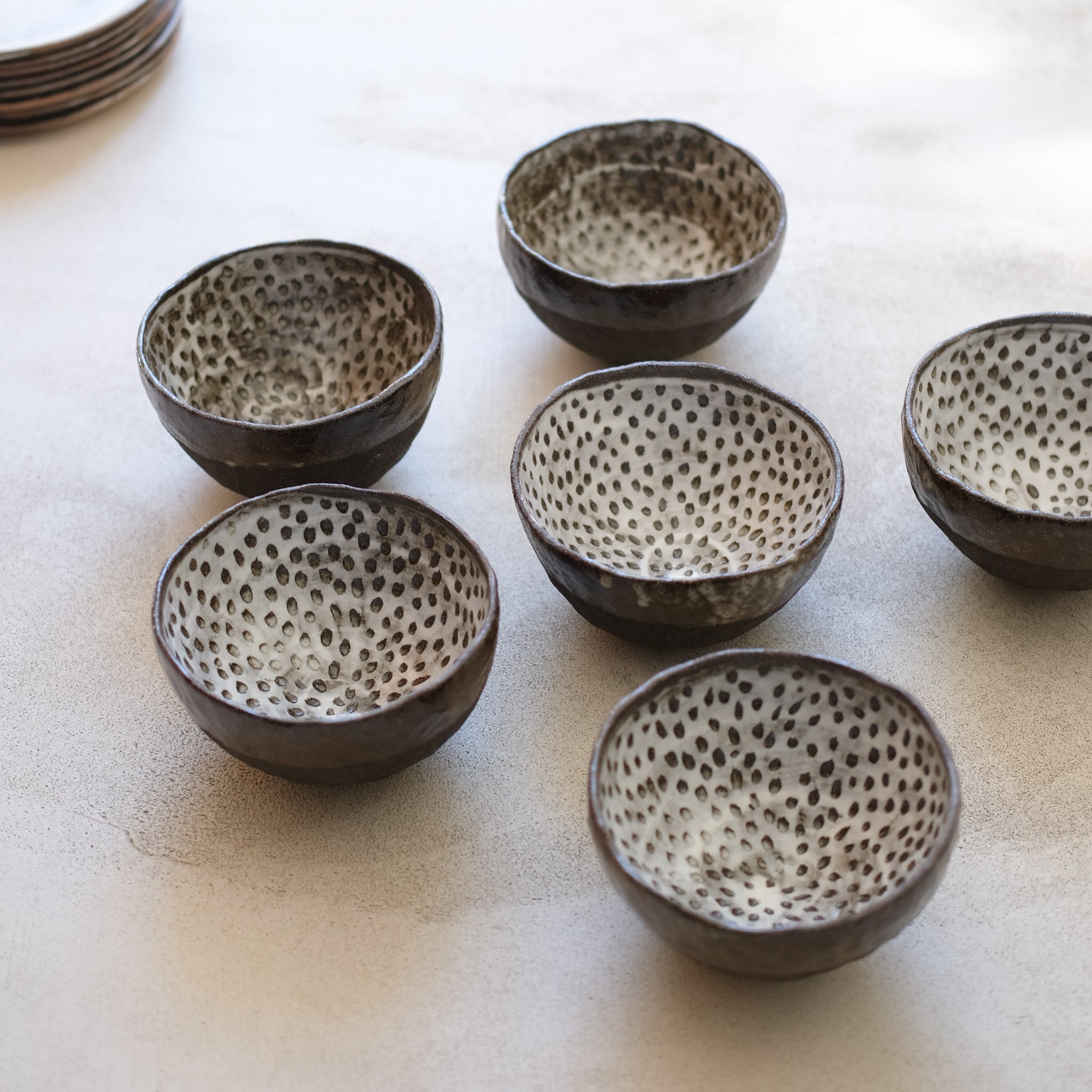 Bol en grès noir gravé D 14cm par Thais Ceramique chez Brutal