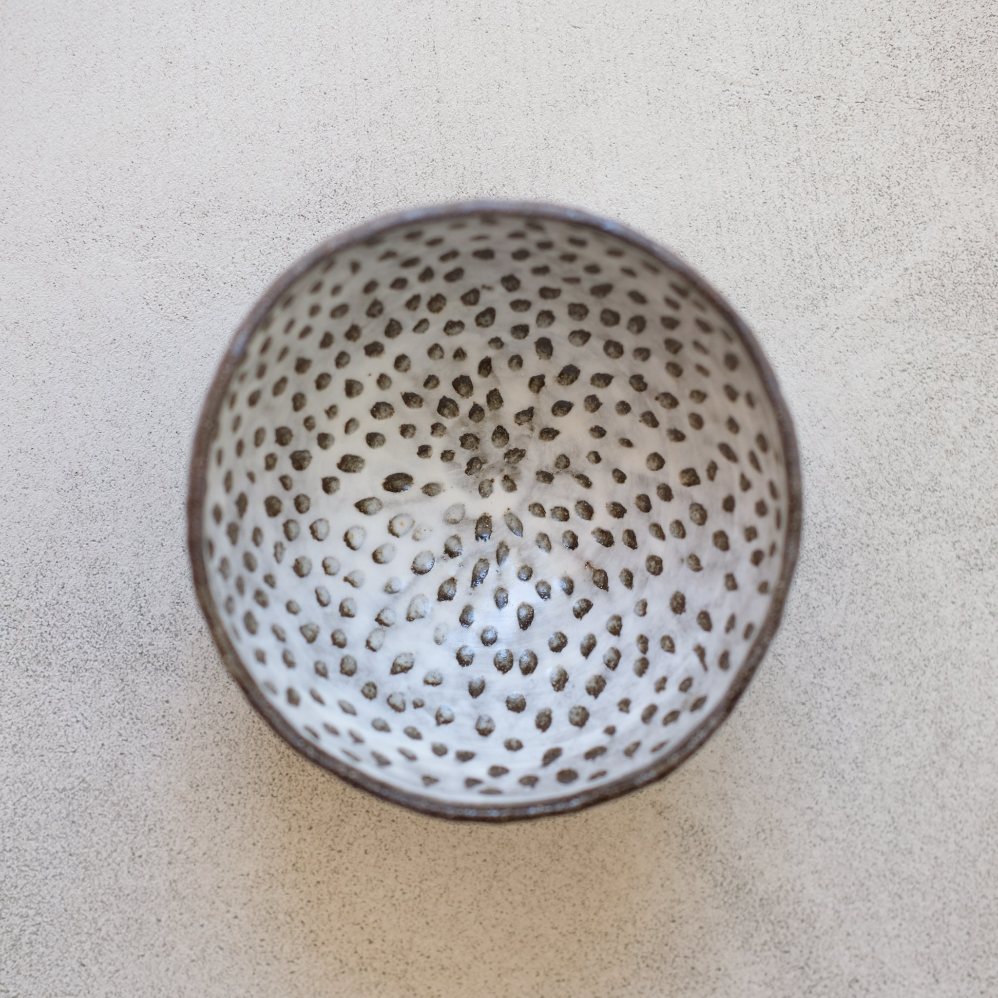 Bol en grès noir gravé D 14cm par Thais Ceramique chez Brutal