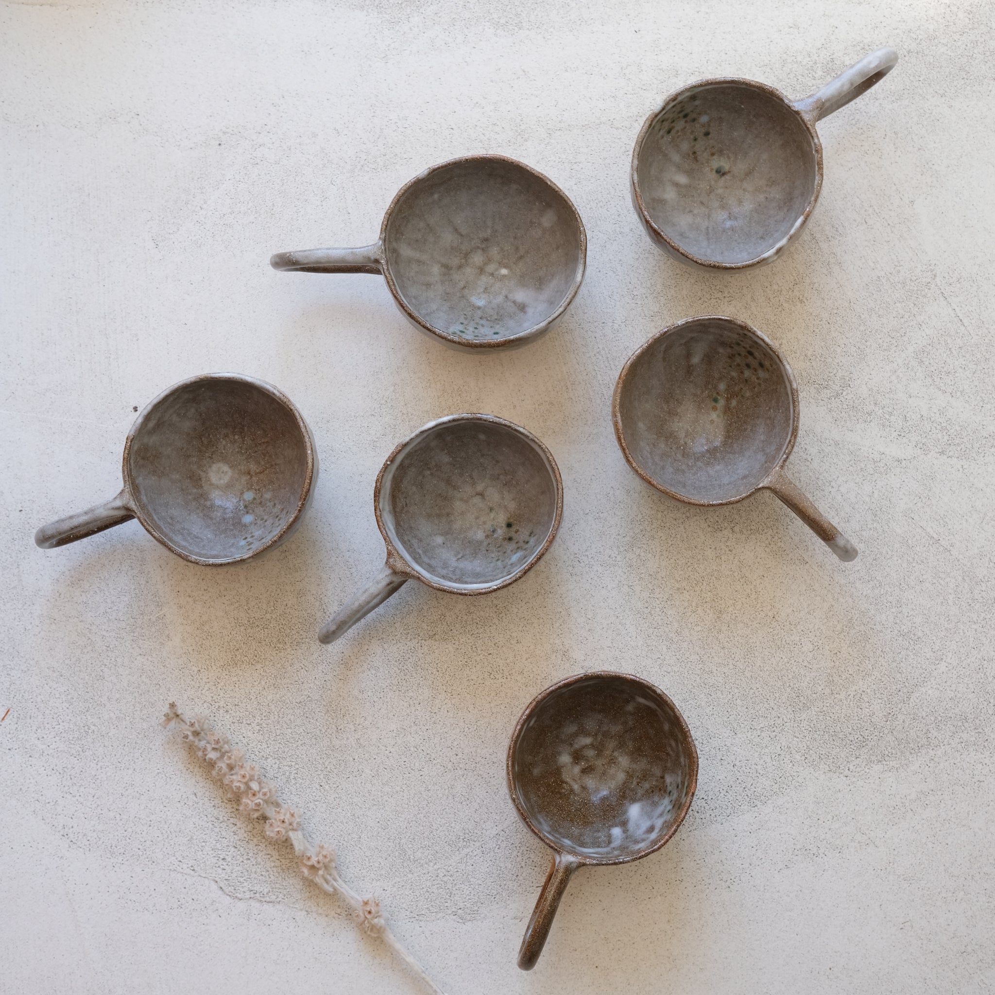 Tasse en grès roux par Thais Ceramique chez Brutal Ceramics