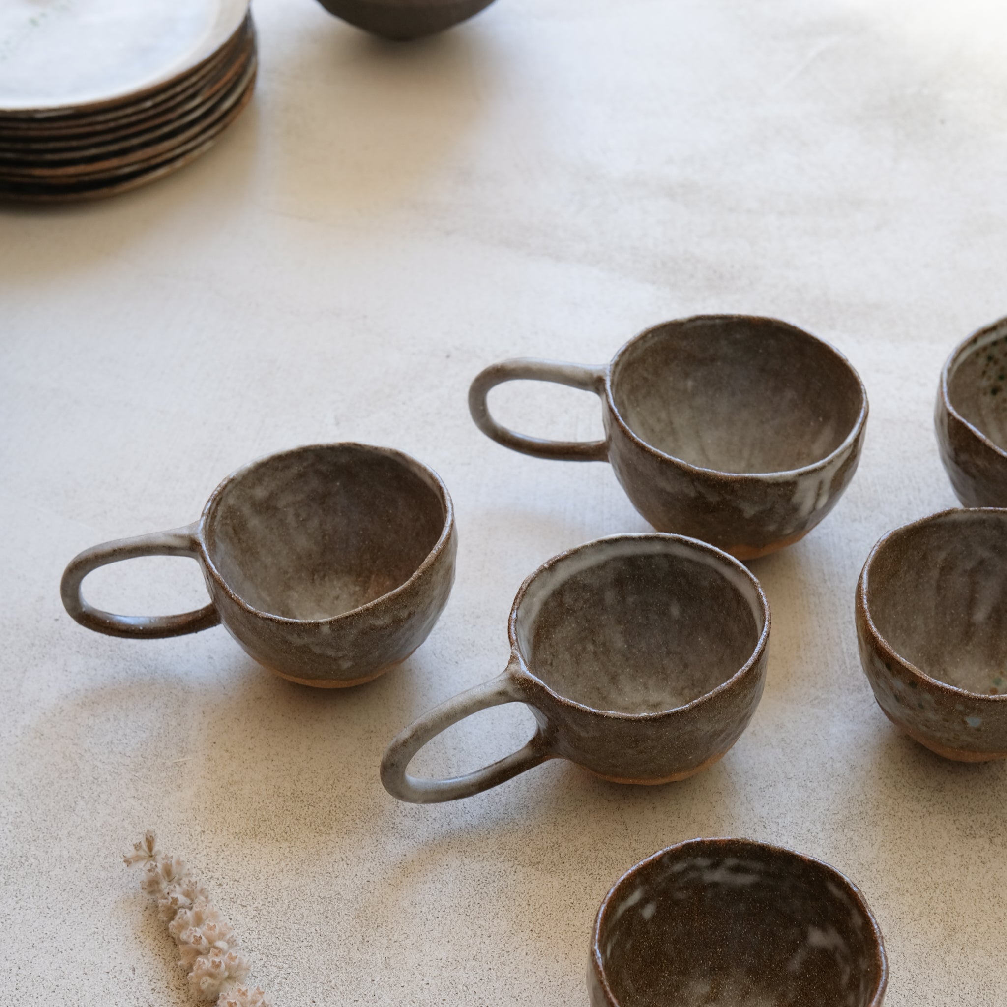 Tasse en grès roux par Thais Ceramique chez Brutal Ceramics
