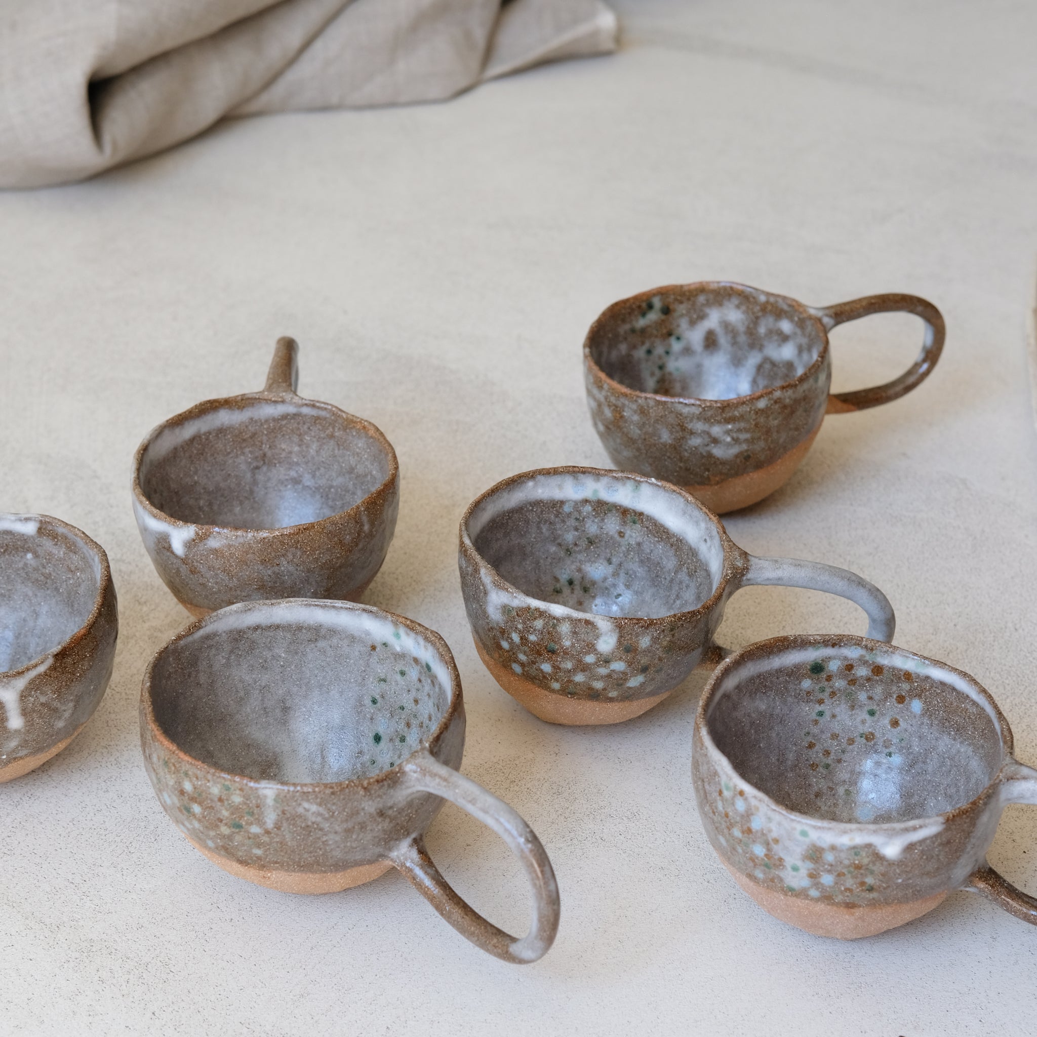 Tasse en grès roux par Thais Ceramique chez Brutal Ceramics