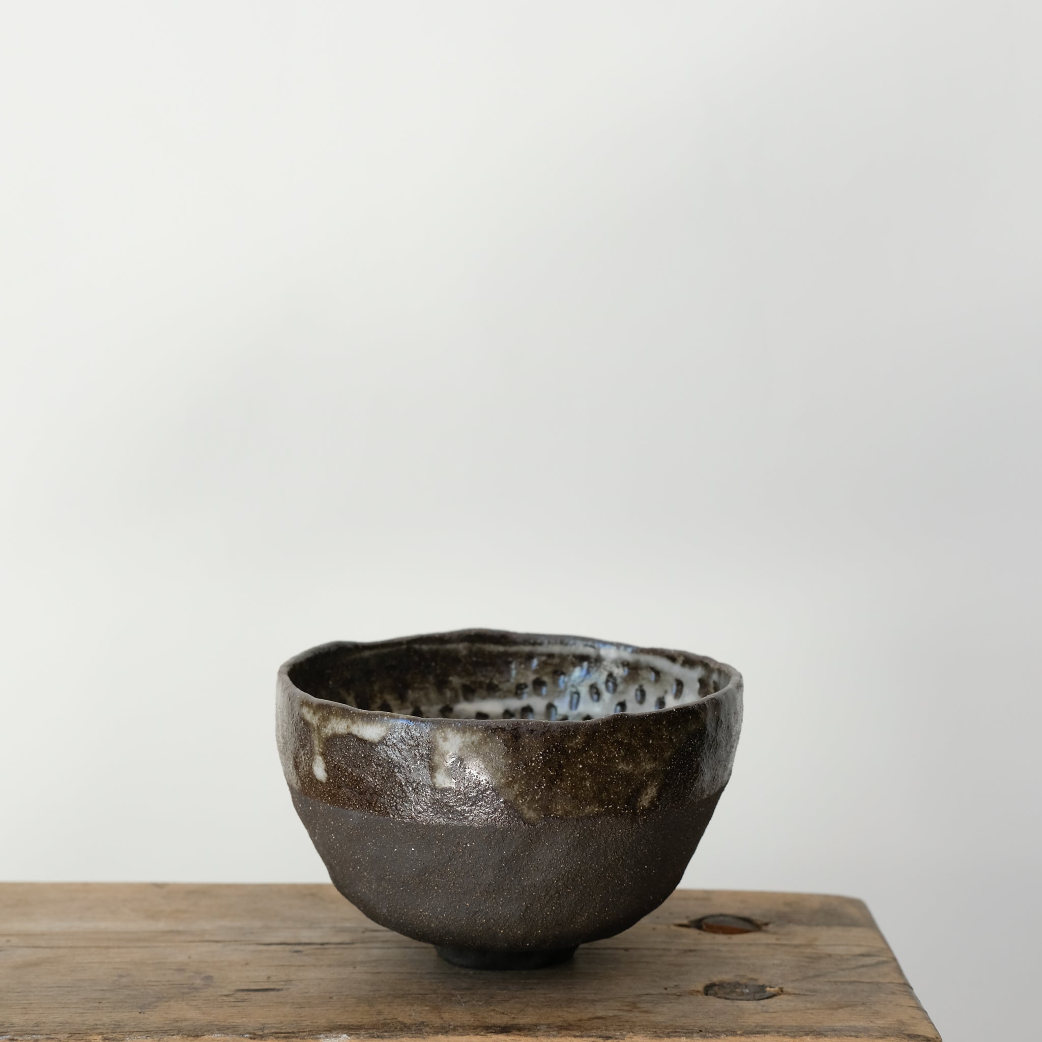 Bol en grès noir gravé D 14cm par Thais Ceramique chez Brutal