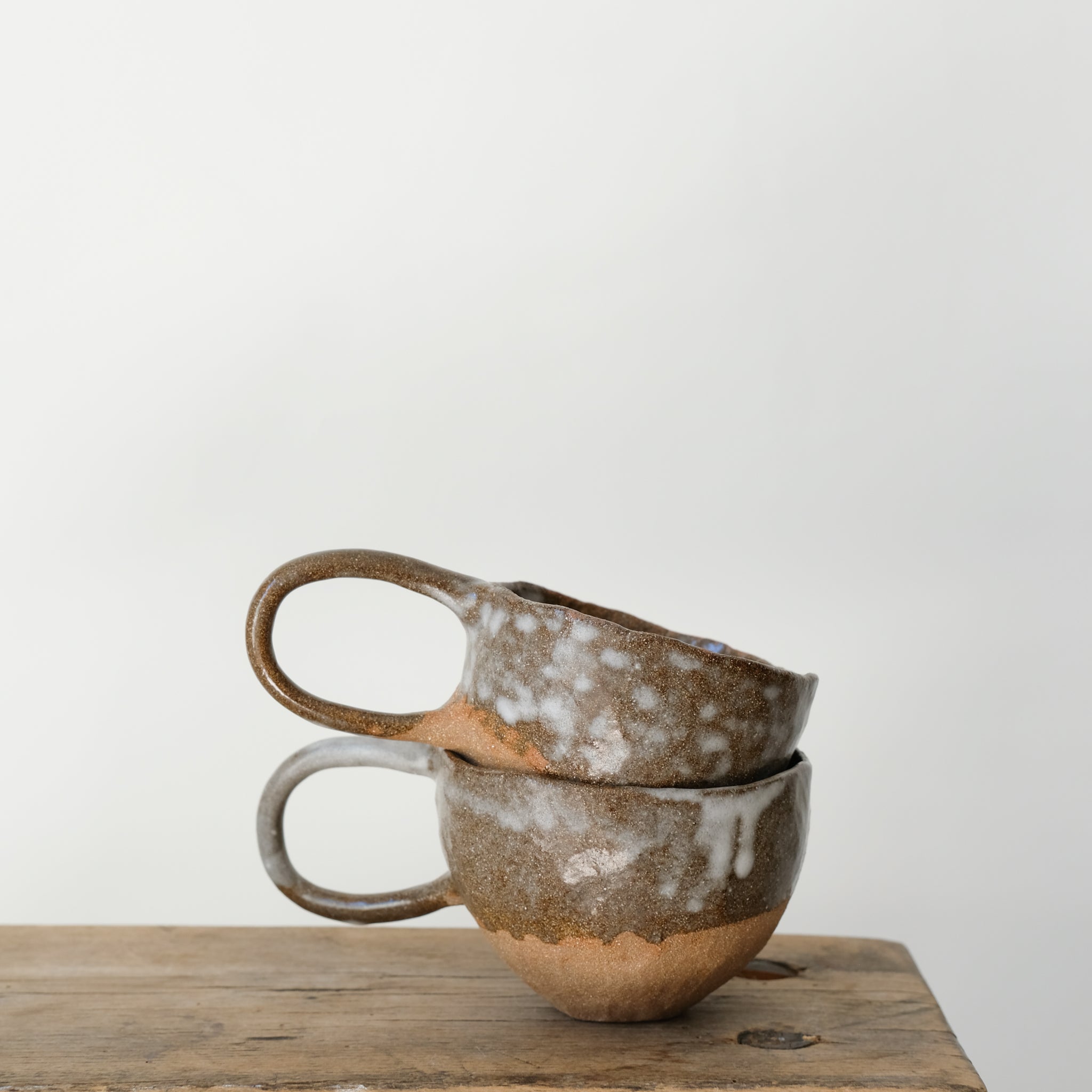 Tasse en grès roux par Thais Ceramique chez Brutal Ceramics
