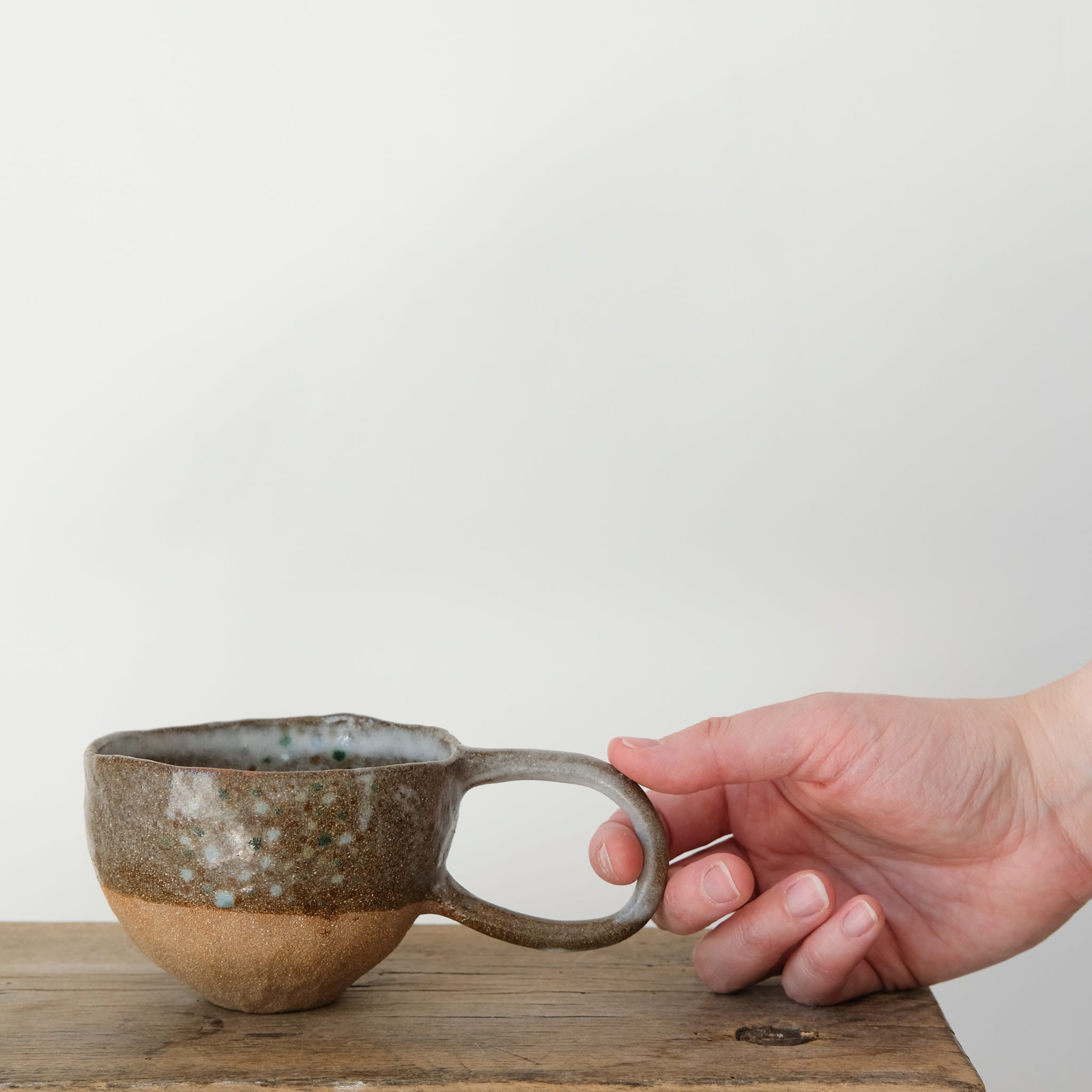 Tasse en grès roux par Thais Ceramique chez Brutal Ceramics