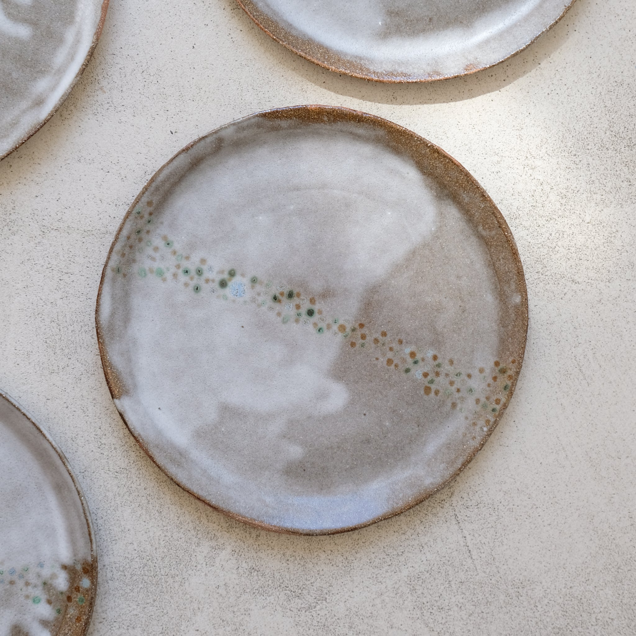 Assiette en grès roux D 18,5cm par Thais Ceramique par Brutal
