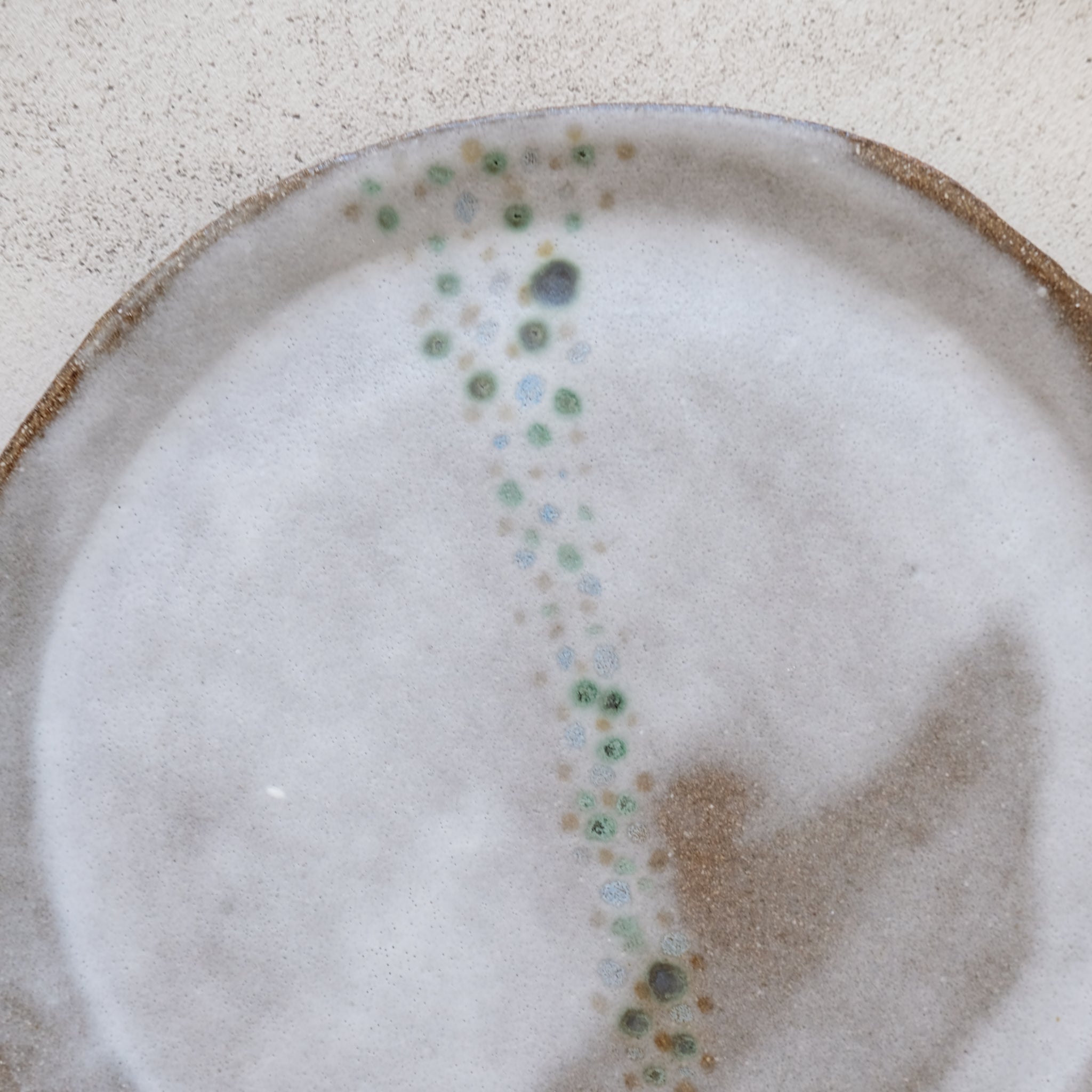 Assiette en grès roux D 18,5cm par Thais Ceramique par Brutal