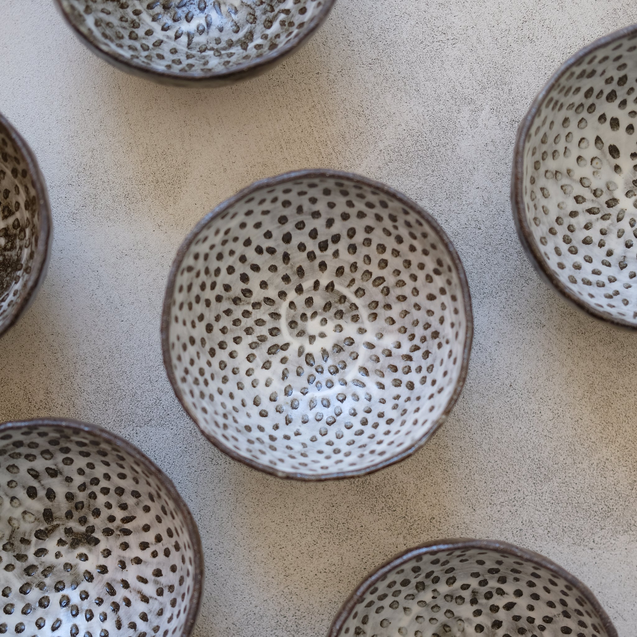 Bol en grès noir gravé D 14cm par Thais Ceramique chez Brutal
