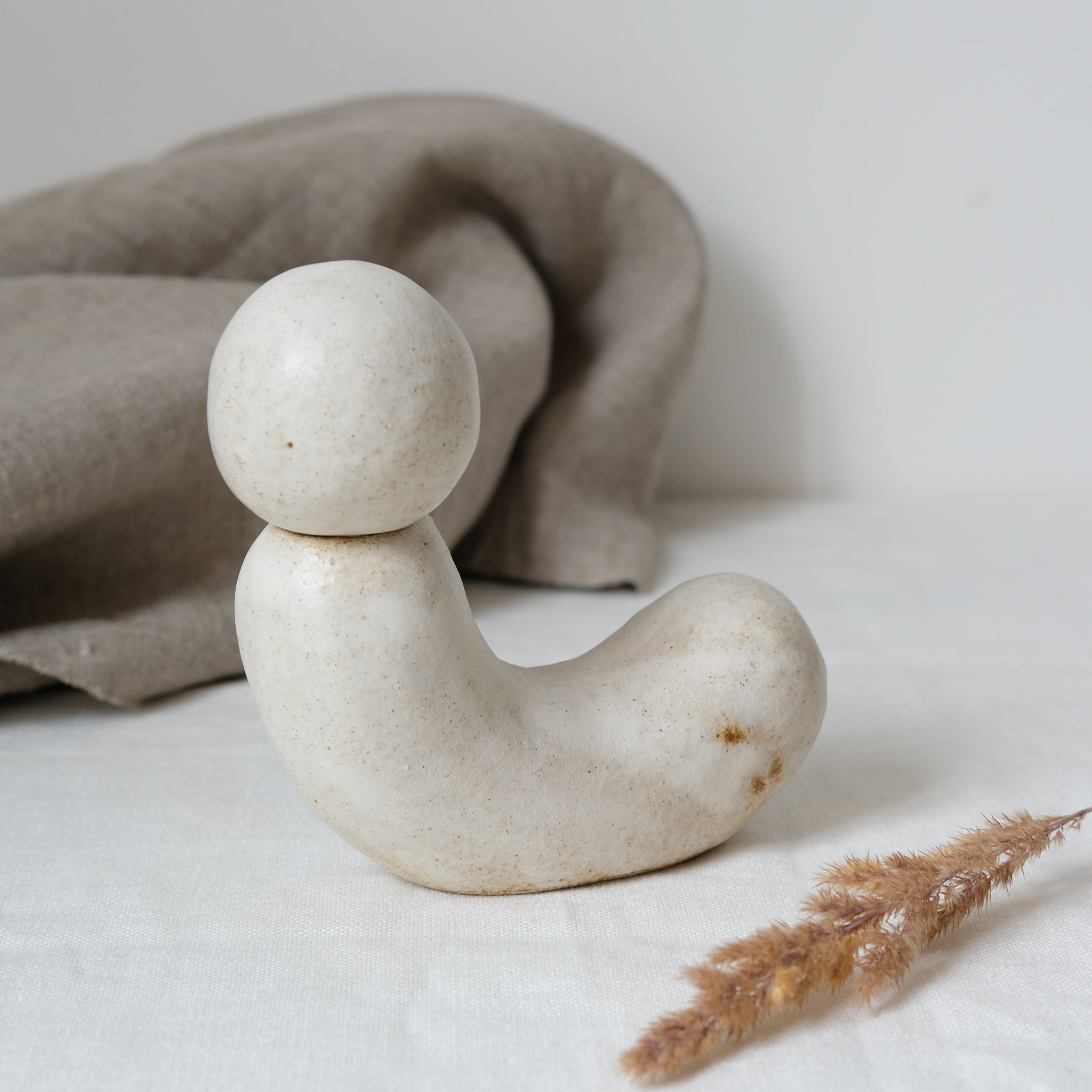 Vase N°28 en grès H 12cm, satiné par Tonfisk by Ciona Lee chez Brutal
