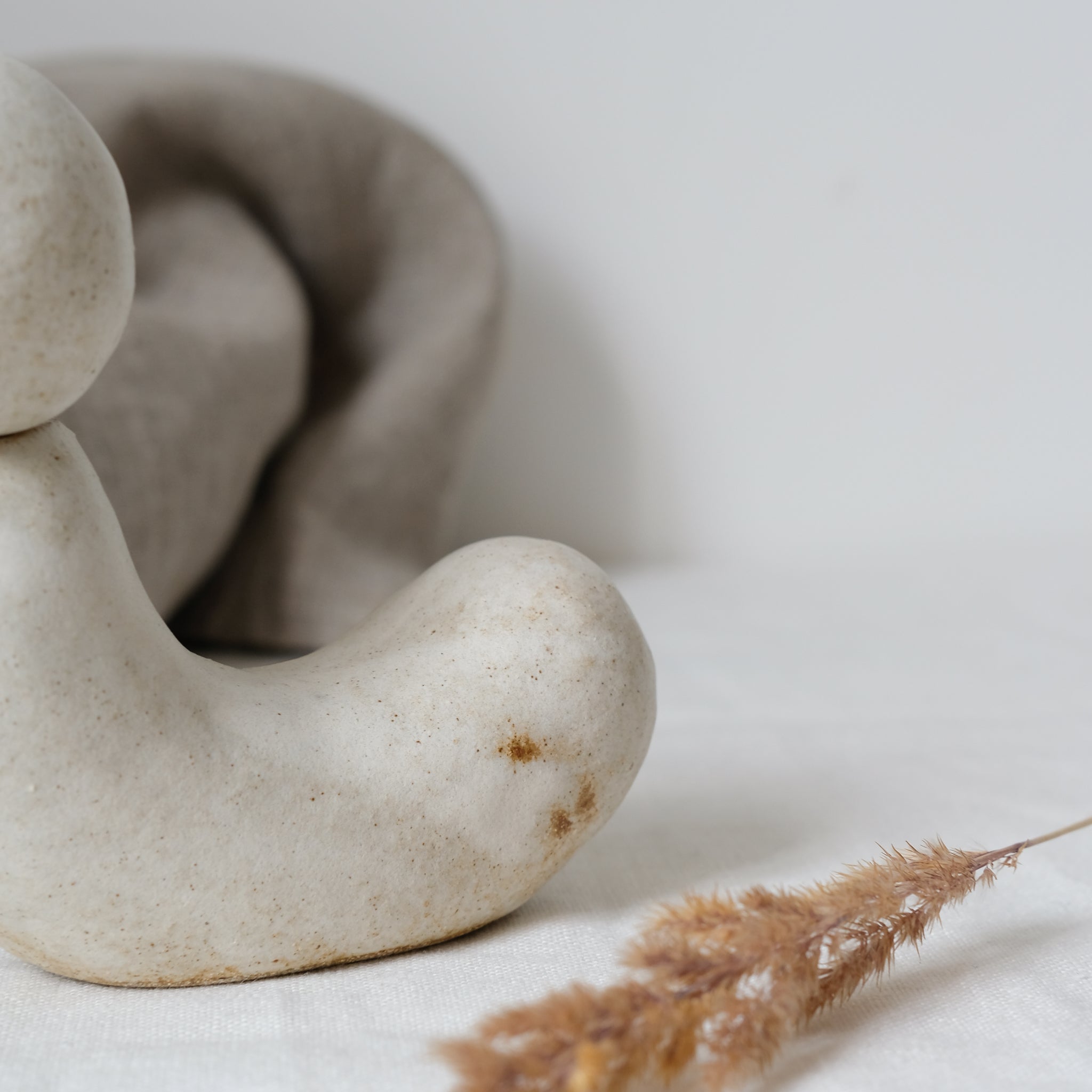 Vase N°28 en grès H 12cm, satiné par Tonfisk by Ciona Lee chez Brutal