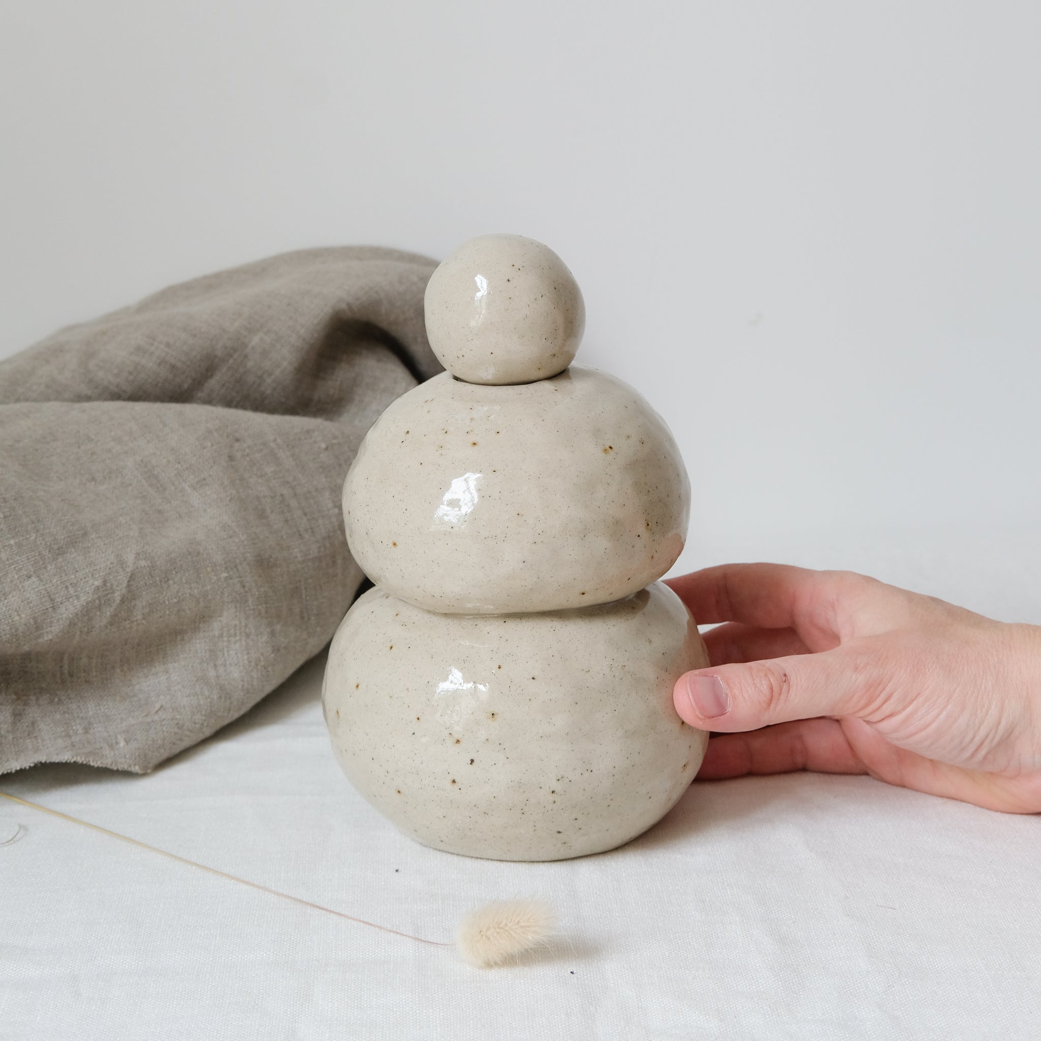 Vase N°26 en grès H 20cm, sable par Tonfisk by Ciona Lee chez Brutal