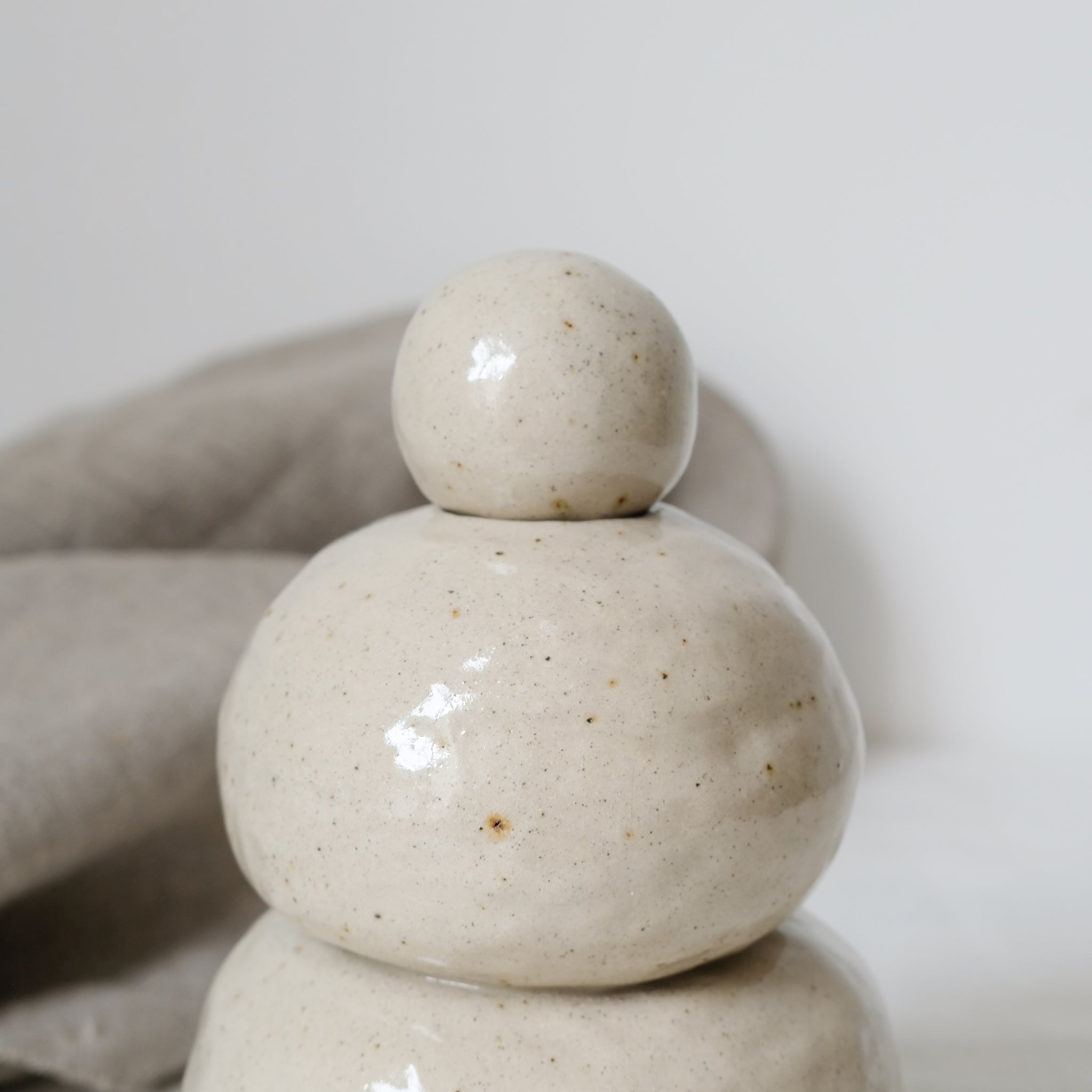 Vase N°26 en grès H 20cm, sable par Tonfisk by Ciona Lee chez Brutal